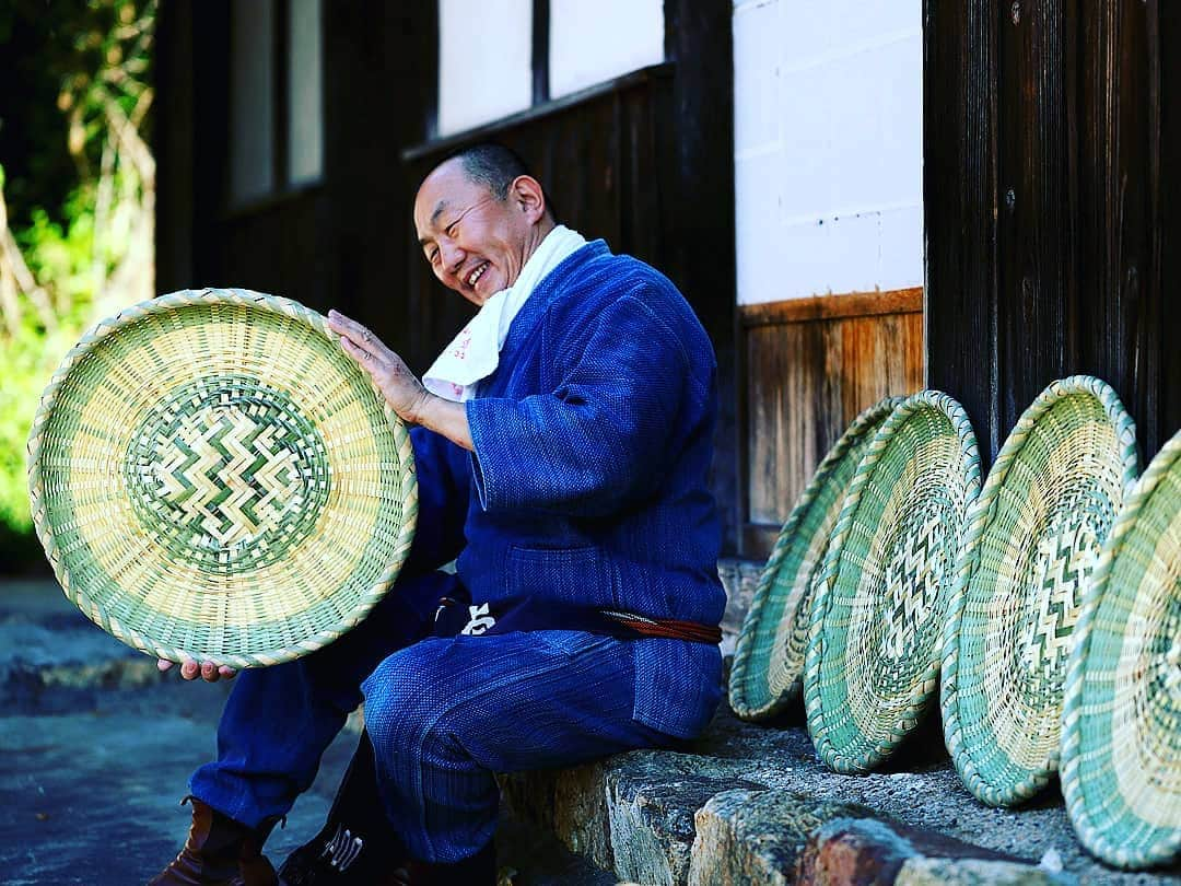 竹虎さんのインスタグラム写真 - (竹虎Instagram)「網代底平ざるは、良質の真竹を旬の良い時期に厳選して伐採し、網代底で編み込んだ平ざるです。一般のご家庭でも使い勝手のよい50センチ、40センチサイズの2種類、土用干しや干し野菜作りにも重宝する昔ながらの国産竹ざるです。 . #竹虎 #虎斑竹専門店竹虎 #山岸竹材店 #竹虎四代目 #TAKETORA  #竹屋 #竹製品 #竹細工 #竹工芸 #竹 #bamboo #bamboocraft #虎竹 #真竹 #青竹 #淡竹 #白竹 #晒竹 #孟宗竹 #職人 #国産 #日本製  #ざる #竹ざる #土用干し #干し野菜 #かご #籠 #竹籠 #網代底」12月26日 8時23分 - taketora1894