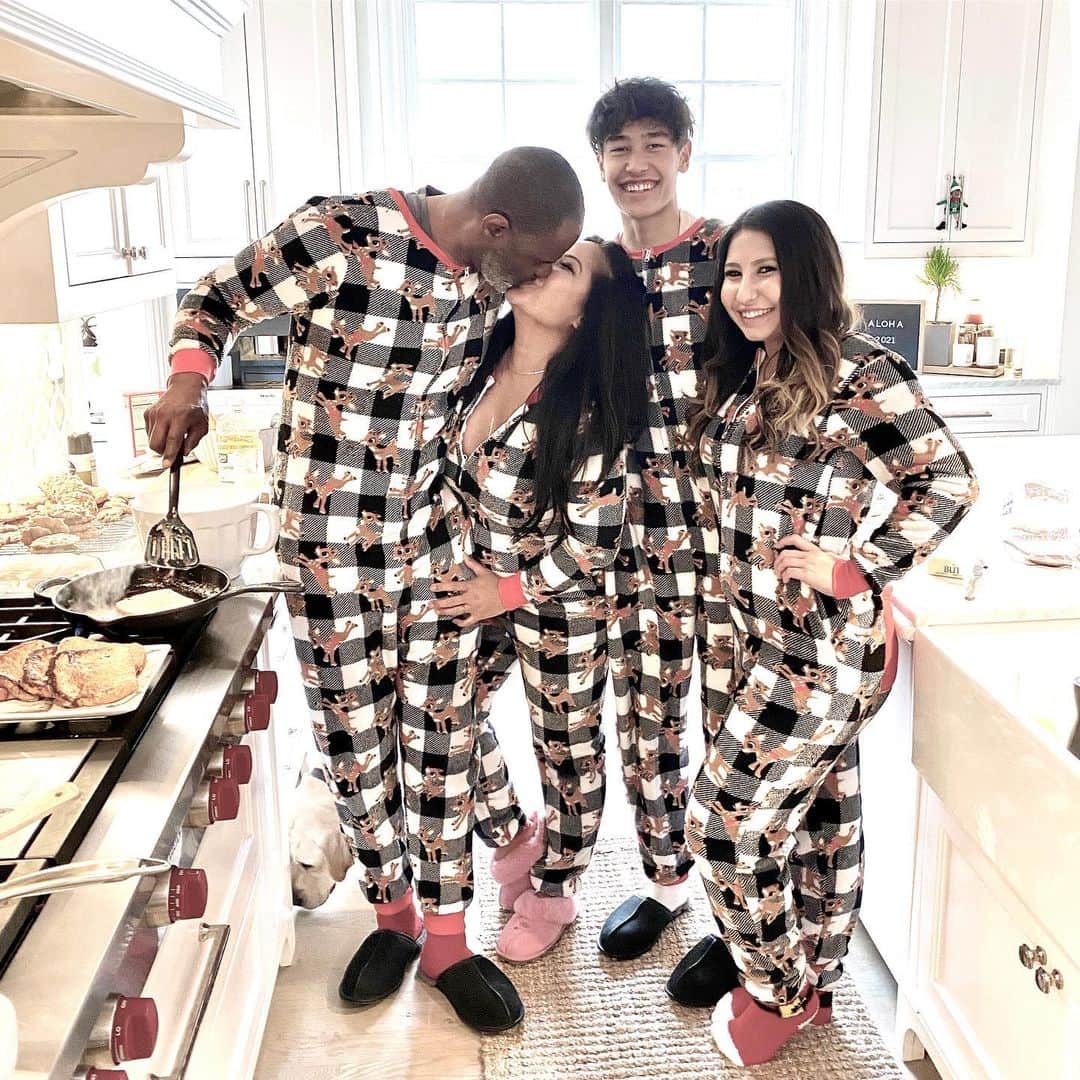 のインスタグラム：「My famous egg nog French toast every Christmas morning Merry Christmas 🎁🎄 #brianized #mrandmrsmcknightworldtour20 #merrychristmas」