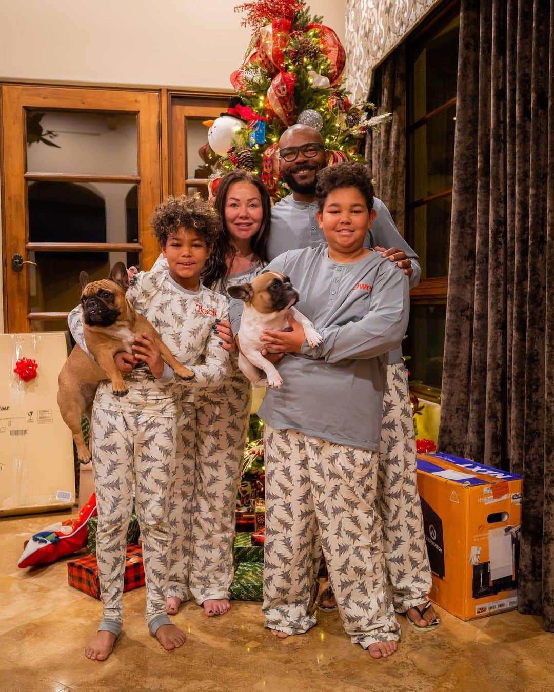 ハウィー・ケンドリックのインスタグラム：「Merry Christmas from the Kendrick Family!!!」