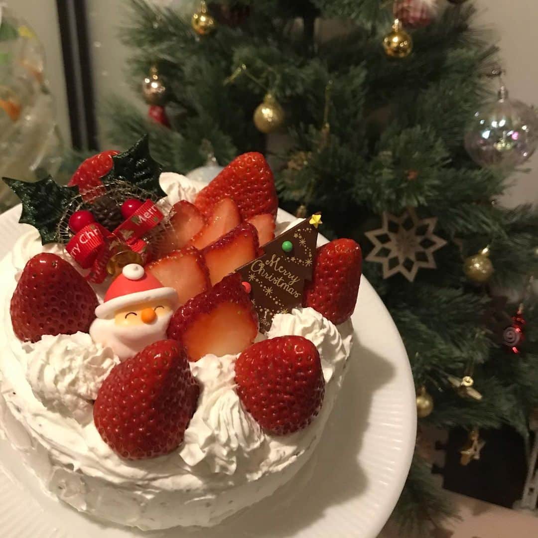 田中いちえのインスタグラム：「美味しい苺と可愛い飾りがあればそれなりにできるもんだね🍰💕 電動の泡立て器持ってないから生クリーム泡立てるのが1番時間かかったし大変だった🤣 #田中いちえ#クリスマス#手作りケーキ」
