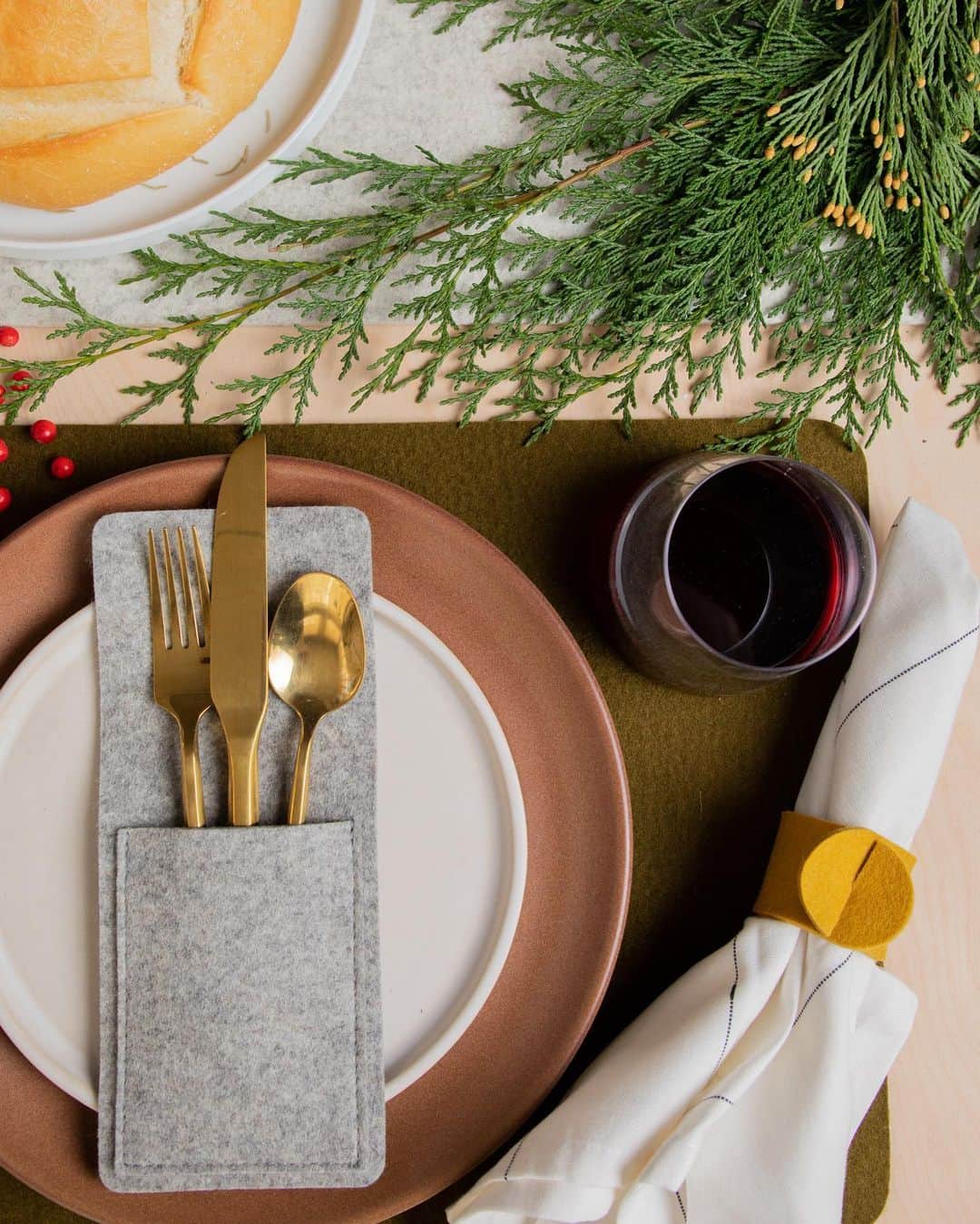グラフ&ランツのインスタグラム：「Happy Holidays, from our table to yours ❤️」