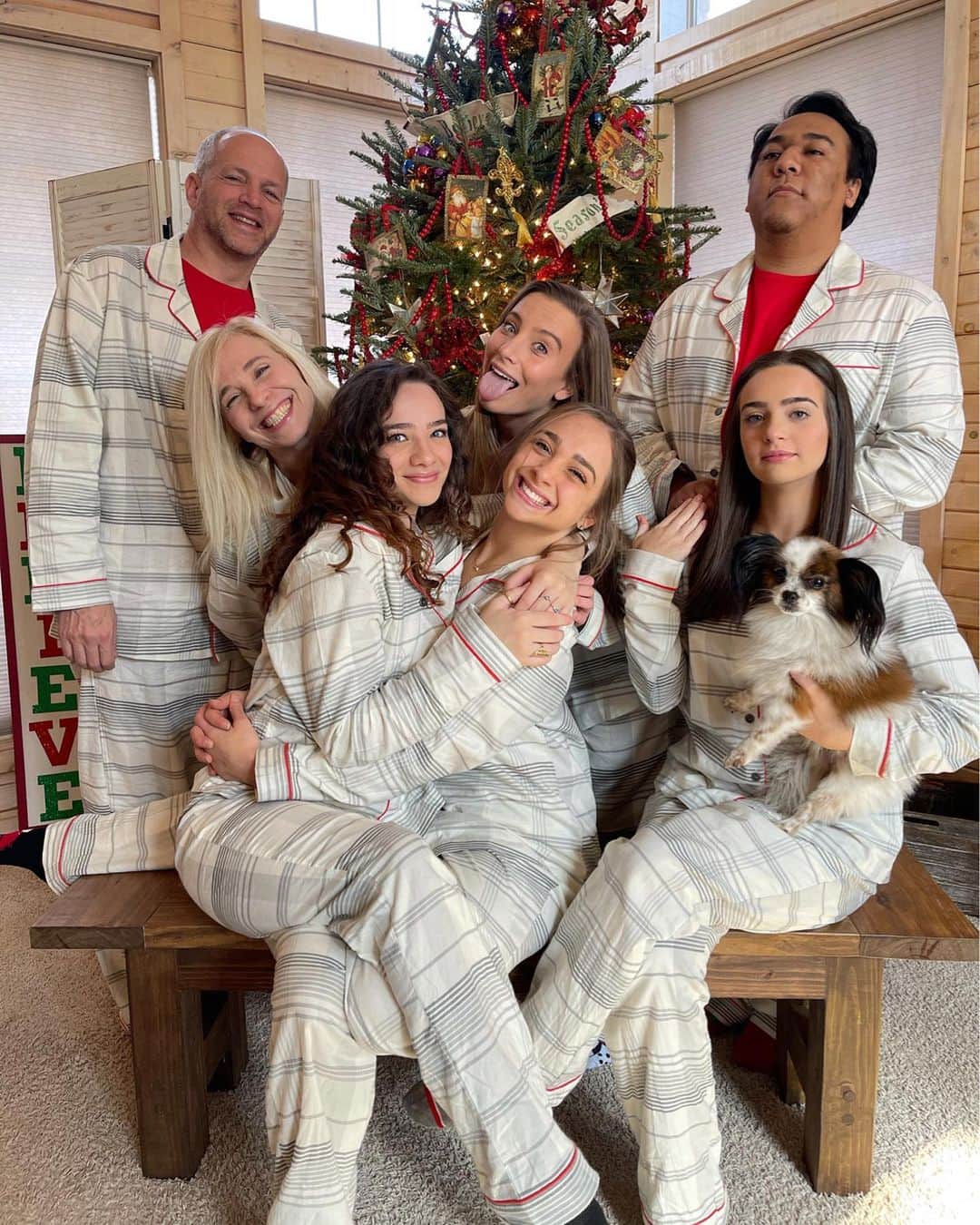 ペイトン・アーンストのインスタグラム：「It’s Christmas and you know what that means...matching pjs!」