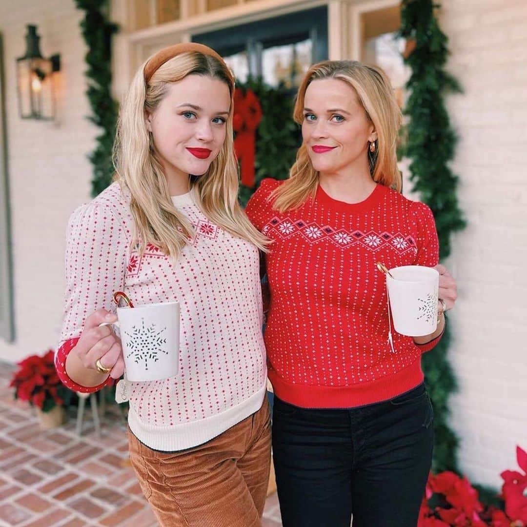 E! Onlineさんのインスタグラム写真 - (E! OnlineInstagram)「It's like you're my mirror...my mirror staring back at me. Happy holidays to Reese Witherspoon and her daughter? twin? clone? (📷: Instagram)」12月26日 8時33分 - enews