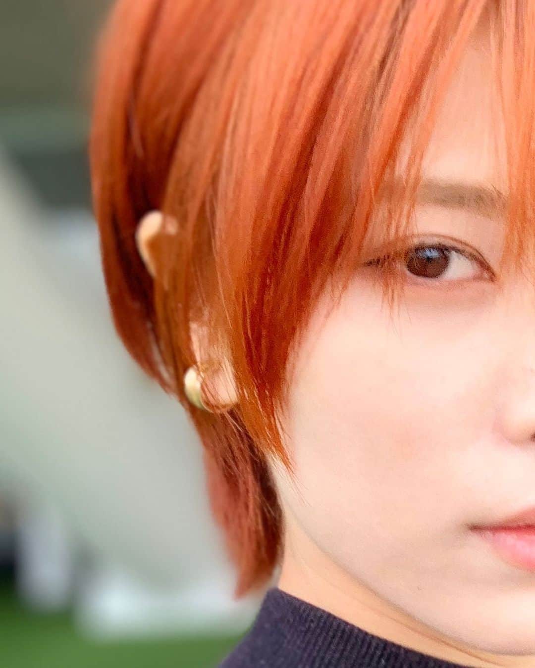春川芽生のインスタグラム：「光加減で色味が変わる🌈 髪に寄ったというよりは、 ニットの毛玉凄すぎて切った。画。  (笑)  #オレンジヘアー」