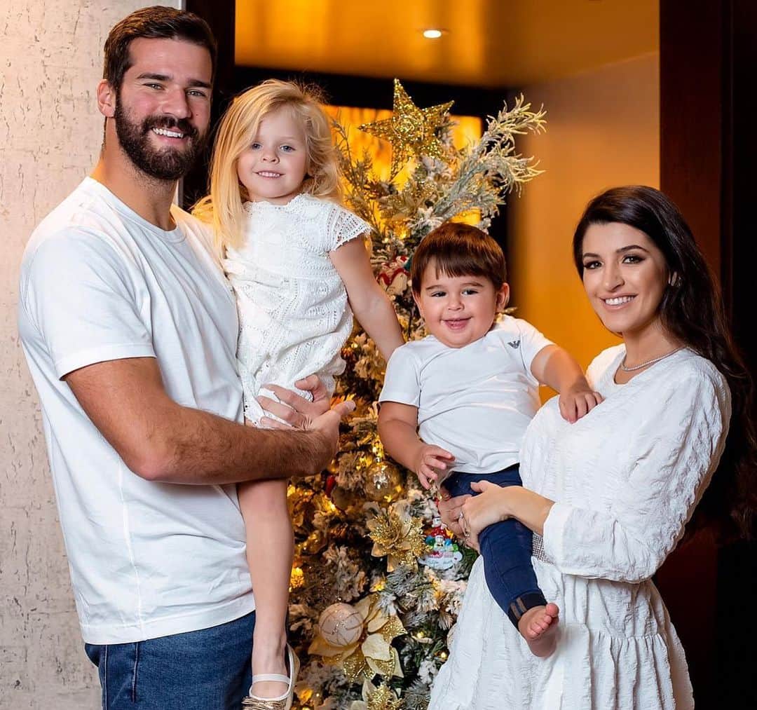 ナタリア・ベッカーのインスタグラム：「Nossa família deseja a todos um Feliz Natal, que o verdadeiro significado dessa data seja motivo de gratidão todos os dias do nosso ano! Que a alegria e o amor de Cristo encha nossas vidas, nossas casas! ✝️❤️」