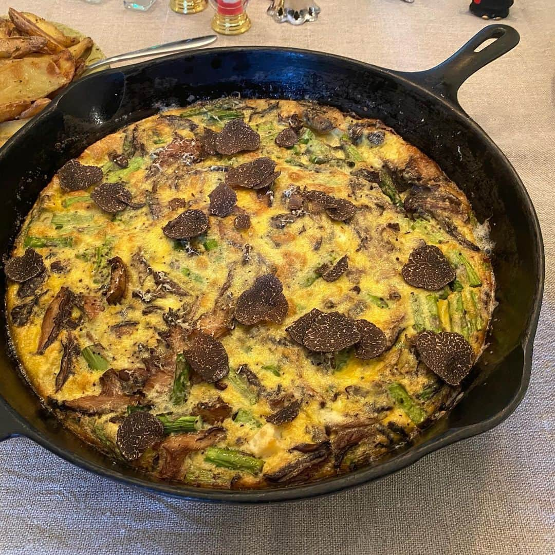 テリー・ハッチャーさんのインスタグラム写真 - (テリー・ハッチャーInstagram)「In pajamas, eating #frittata with grandma and grandpa and our little Pumpkin ...we wish you Merry Christmas from our family to yours.  #grateful #love @truffleshuffle_sf @hitlivingfoundation」12月26日 8時36分 - officialterihatcher