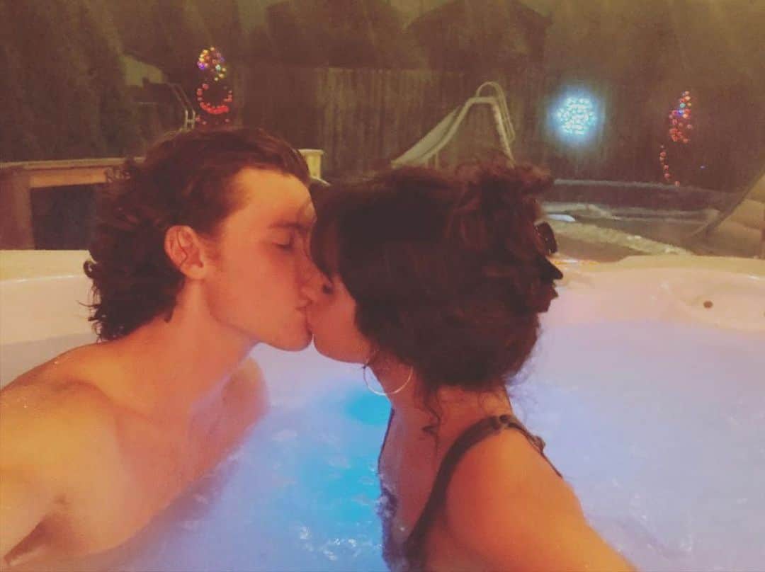 Just Jaredさんのインスタグラム写真 - (Just JaredInstagram)「@shawnmendes and @camila_cabello share a steamy Christmas kiss while relaxing in the hot tub. #ShawnMendes #CamilaCabello Photo: @camila_cabello」12月26日 8時38分 - justjared