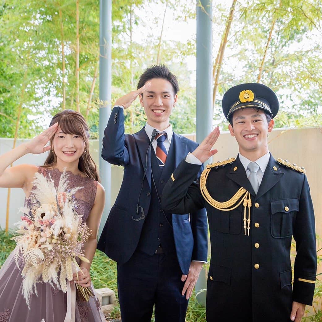 麗風つくばシーズンズテラスのインスタグラム：「. お開き後のプランナーと 新郎新婦でのお写真📸 . 3人揃って敬礼！！ . #麗風つくばシーズンズテラス  #茨城 #つくば #研究学園  #卒花嫁 #プレ花嫁 #関東花嫁  #全国のプレ花嫁さんと繋がりたい  #日本中の花嫁さんと繋がりたい  #ウェディングドレス #結婚式 #結婚式準備  #前撮り#ナチュラル　 #自然 #和装 #wedding #weddingdress  #weddingphotography  #weddinghair #photos  #welcome #photography  #original #weddingparty  #instagood #instalike  #instagram  #dearswedding  #smile」