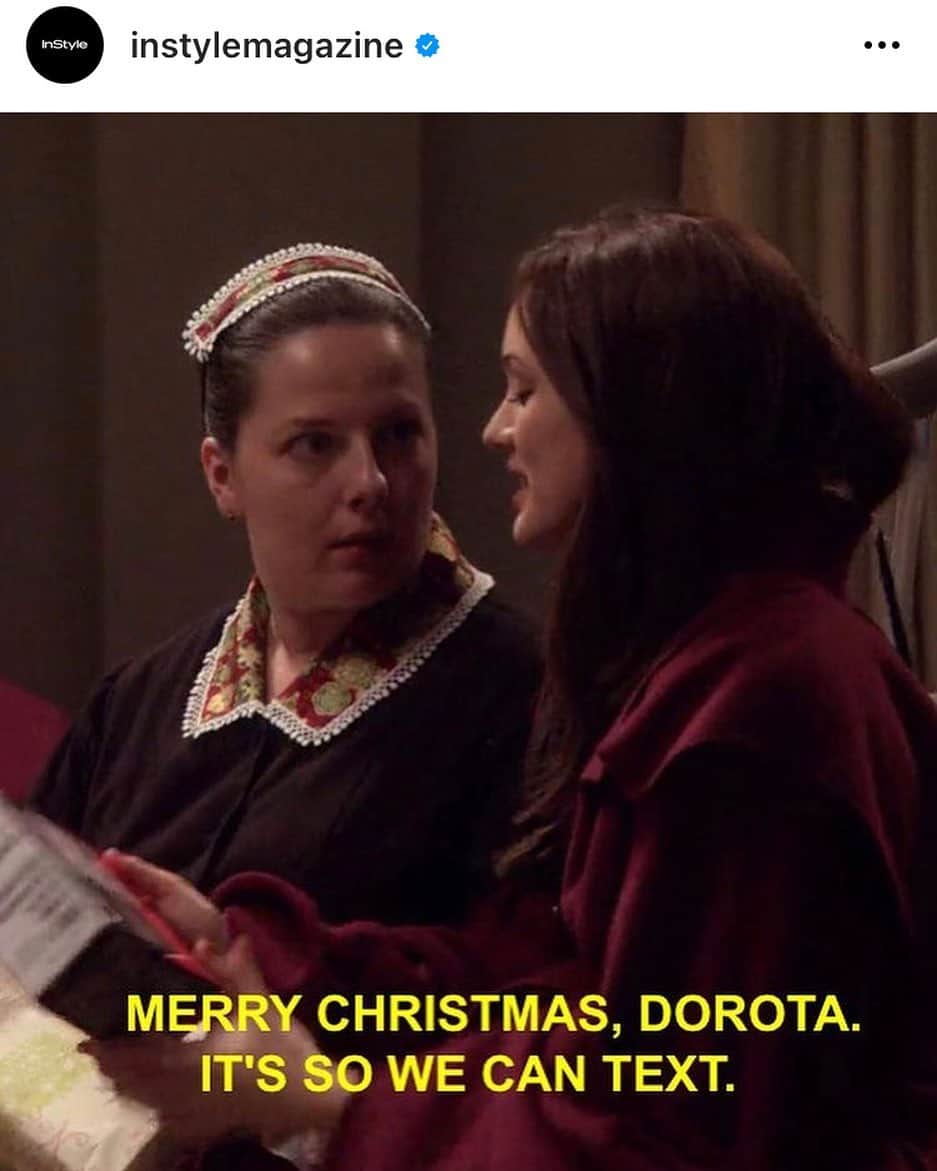 ズザンナ・シャコフスキーのインスタグラム：「#FBF Thanks for this memory @instylemagazine 😂 Dorota gets a mobile phone back in the dark ages. #UES #GossipGirl #ChristmasGifts」