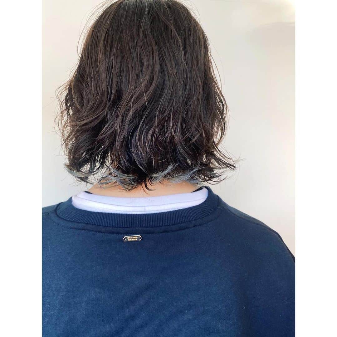 veticaのインスタグラム：「▼ vetica guest hair▼ ウェーブヘアに香るアクセサリーカラー🍁🌾🍂  hair 福江　@akkooodasu   #vetica #tokyo #harajuku #ladies #beauty #hair #cut #color」