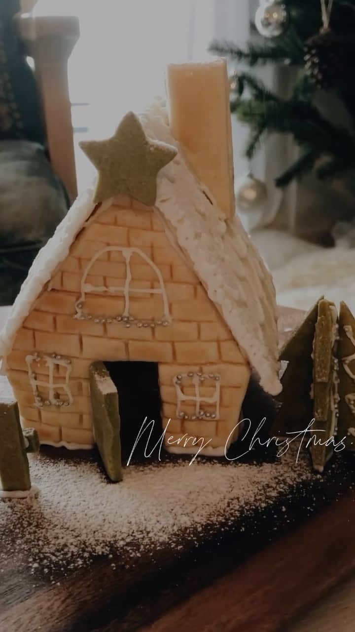 美生のインスタグラム：「#merrychristmas﻿ ﻿ ﻿ 体調を崩して﻿ 熱が出ておかんダウンのここ数日🤒﻿ ﻿ ﻿ クリスマスは﻿ 娘たちにそれっぽいことしてあげられず…﻿ 必死のパッチで﻿ 夜中プレゼント🎁だけ﻿ ツリーの下に置いた🎅🏻🎄﻿ ﻿ ﻿ 動画は2年前。﻿ 娘と作ったお菓子のおうち♡﻿ 去年は娘たちがインフルエンザで﻿ 今年は私が風邪ひいて…😖﻿ 来年こそは全力で﻿ クリスマスできますように🎄﻿ ﻿ ﻿ ﻿」