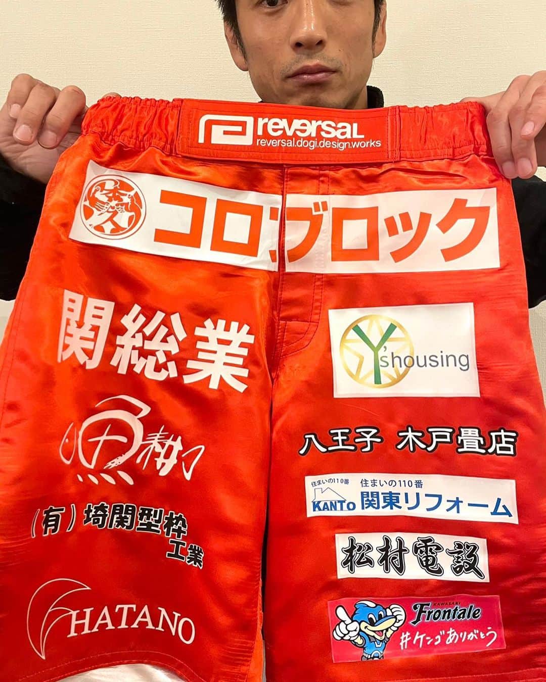 所英男のインスタグラム：「リバーサルから試合用のトランクスが届きました。  久しぶりで忘れてましたが、やはり僕はこの赤いトランクスを見ると燃えるものがあります。  毎回、試合のたび作っていただくのですが、一緒に闘ってくれる本当に大切な衣装です。  今回、久しぶりの総合格闘技の試合にもかかわらずたくさん応援していただけることになりました。  試合前は特にボケまくってるので至らない点が多かったのですが、皆さん目をつぶってくださり本当に感謝してます。  イサミ製のこのトランクスを履いて、大晦日のRIZINおもいっきり強気で頑張ってきます！！  #秀久　様　#コロブロック #関総業　様　#y'sハウジング　様 #魚耕　様　#木戸畳店　様 #埼関型枠工業　様　#関東リフォーム　様 #HATANO 様　#松村電設　様 #川崎フロンターレ　様　#中村憲剛　選手 #Bravo 様　#calwing 様 #yoshimura 様 #東大和にこにこ食堂　様　#上原工業　様 #小坂時計店　様　#千祥　様 #浅野住設　様　#GODDESSEntertainment 様　  いつもお世話になってます #日本予防医薬　様　#ゴールドジム　様 #ビルポ　様　#drストレッチ　様　#77会　の皆様  トランクスはもちろんイサミ（リバーサル）です！  77は、自分が生まれたのが1977年。息子の誕生日が7月7日。妻の名はナナ。そしてトコロモチマル。の7文字、所家は「なな〜77」に縁があるような。 ちなみに好きなプロ野球選手は宇野勝さんでした。（対談、後日　食事も行けてど緊張でした。）  本当にありがとうございます！」
