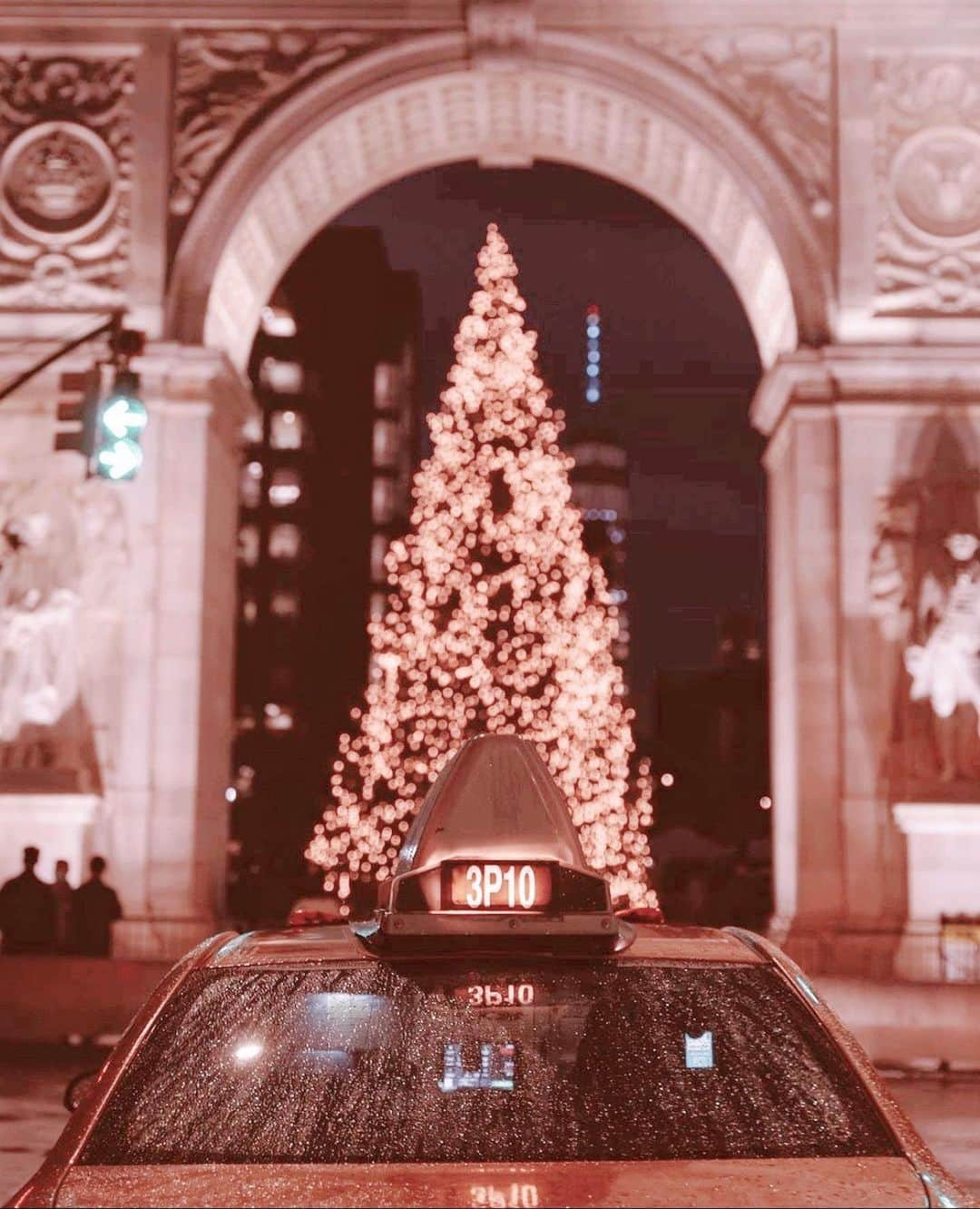 ボトキエのインスタグラム：「Wishing the #Botkier fam a merry little everything this holiday season! However & wherever you’re celebrating, we hope it’s every bit as magical as each of you are to us✨ photo @lauraskills」