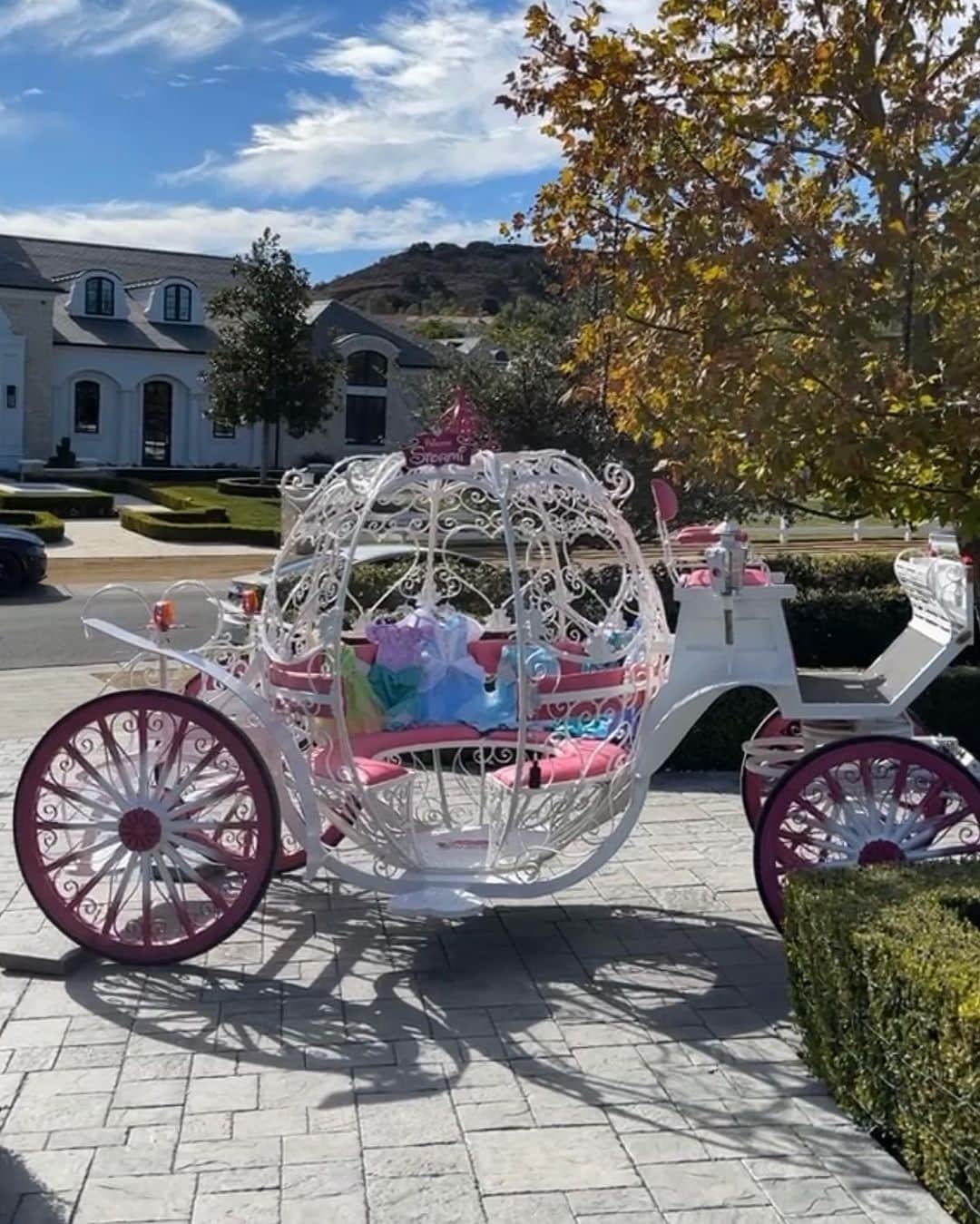 Just Jaredさんのインスタグラム写真 - (Just JaredInstagram)「Kylie Jenner and Travis Scott got their daughter Stormi a life-size Cinderella carriage for Christmas this year! #KylieJenner #TravisScott #StormiWebster Photos: Instagram, Getty」12月26日 9時05分 - justjared