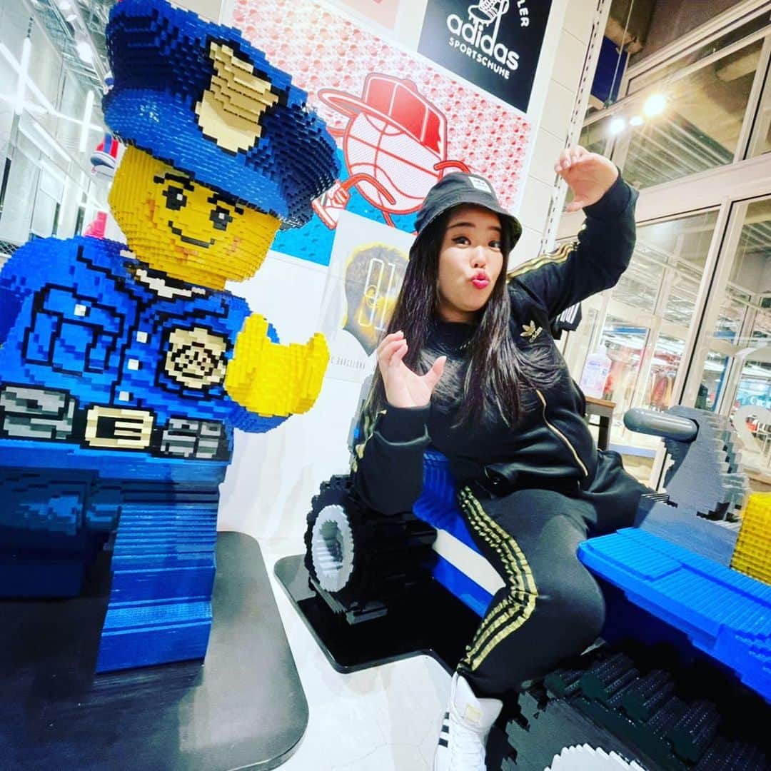 のインスタグラム：「Adidas × 3ストライプスジャージ（ブラック＆ゴールド）、3ストライプスパンツ（ブラック＆ゴールド）、PRO MODEL（ホワイト）ハット（ブラック）  #adidas #adidasoriginals  #アディダス #アディダスオリジナルス #アディダス大好き芸人 #アディ子 #dinagonmitsuko #レゴ #promodel #adidaspromodel #adidaslego #lego #宮下パーク #adidas3stripes #adidashats #adidasclothes #スニーカー #スニーカー女子 #adidascollection #iloveadidasoriginals   #大納言光子アディダスコーデ @adidasoriginals  photo by @ryuji0416」