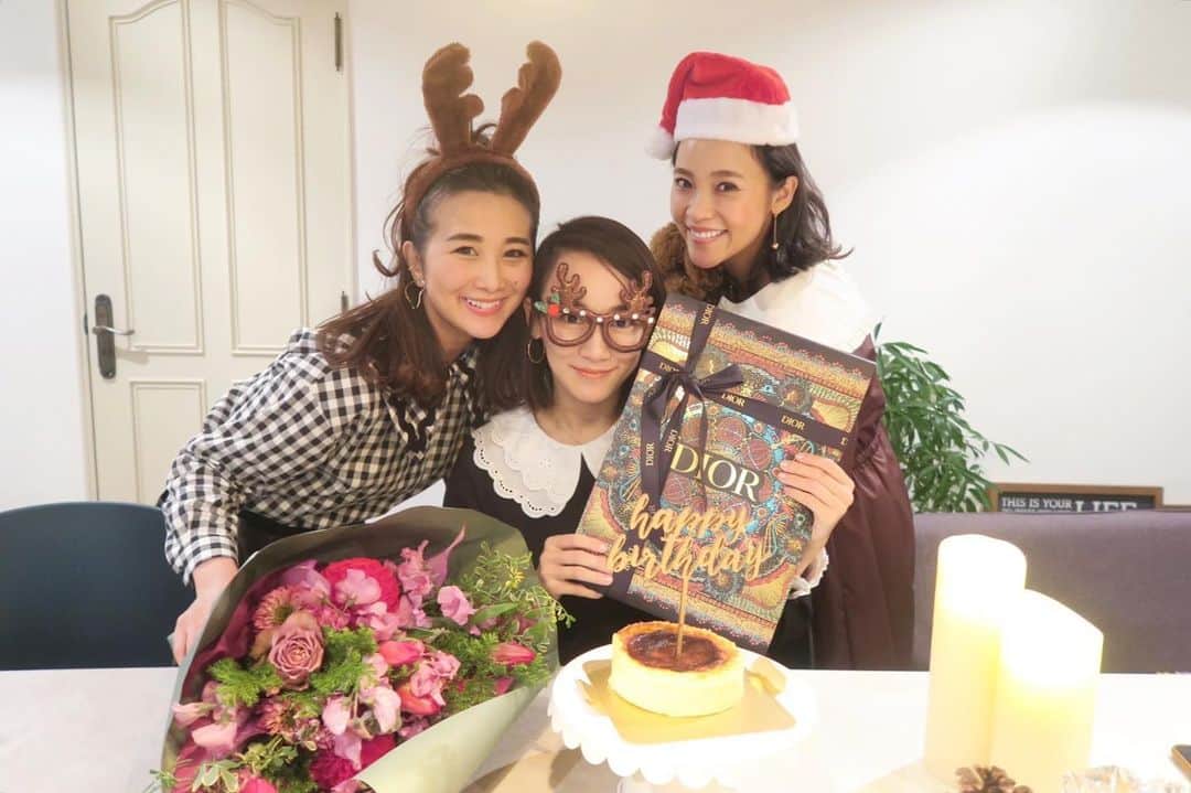 Mai Wakimizuのインスタグラム：「昨夜はsaorin家でXmas partyでした♡サプライズでお誕生日のお祝いも＼(^o^)／主役のお家でお祝いするのはなかなか大変で、ケーキやお花を隠すのに苦労しました。笑 今年は最小限で集まり例年のようなpartyは出来なかったけど、皆この日に向けて色々頑張った甲斐あって実現出来た♡クリスマスを感じられた貴重な1日、もう少し余韻に浸らせてもらおう♡ #happybirthday#merrychristmas#christmasparty#クリスマスパーティー」