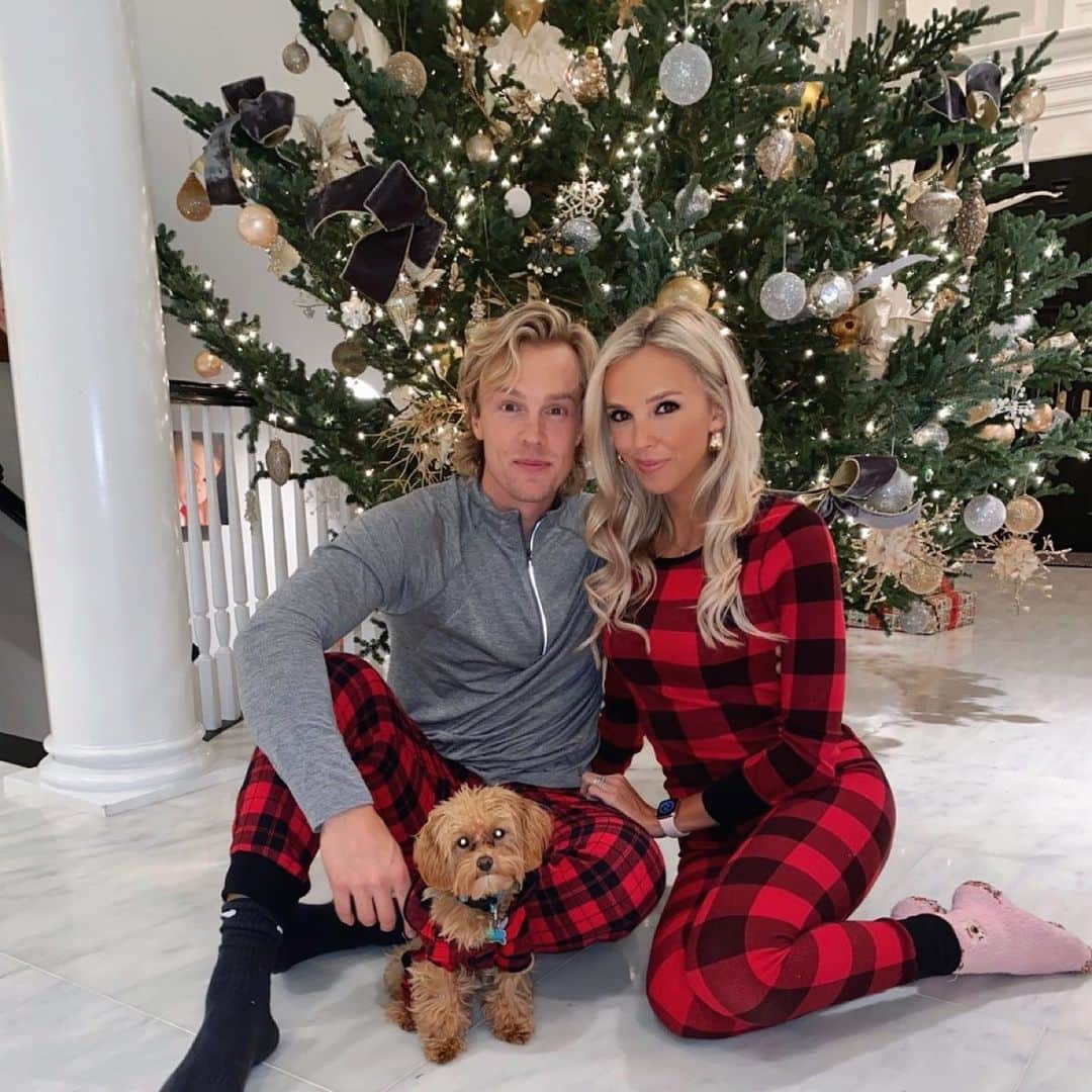 Elise Lobbのインスタグラム：「🎄❤️Merry Christmas !!❤️🎄hope you all had a great day with your friends and families !! (And yes.. the dog matches us 🤣🤣🤣) #merrychristmas #HEisthereasonfortheseason」