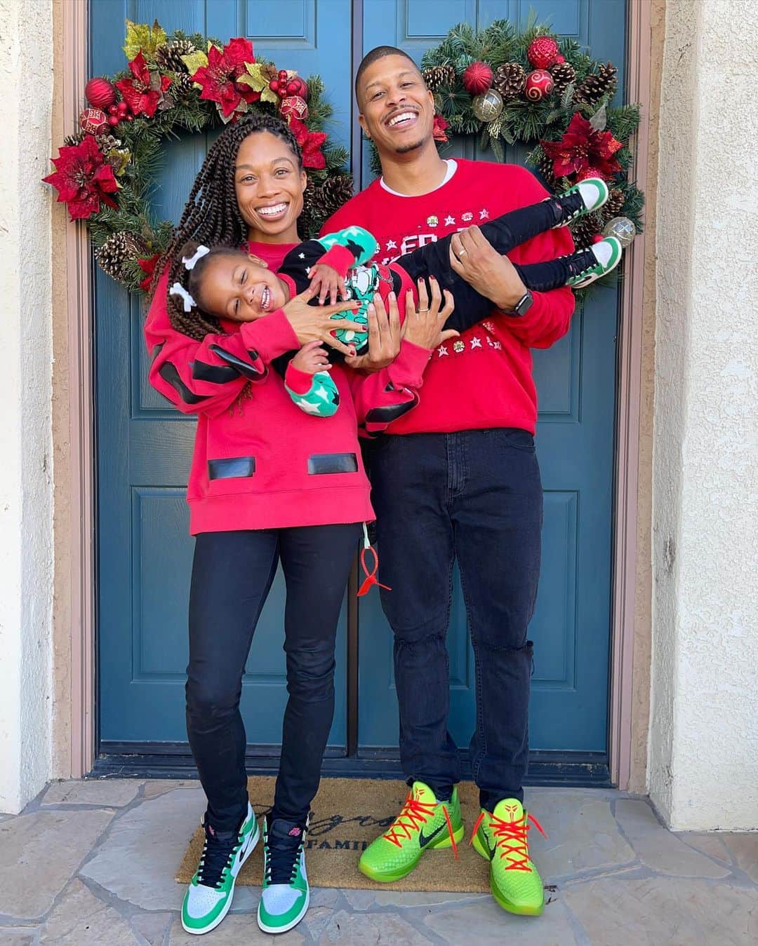 アリソン・フェリックスのインスタグラム：「Wishing you a very Merry Christmas from my little fam to yours!🎄」