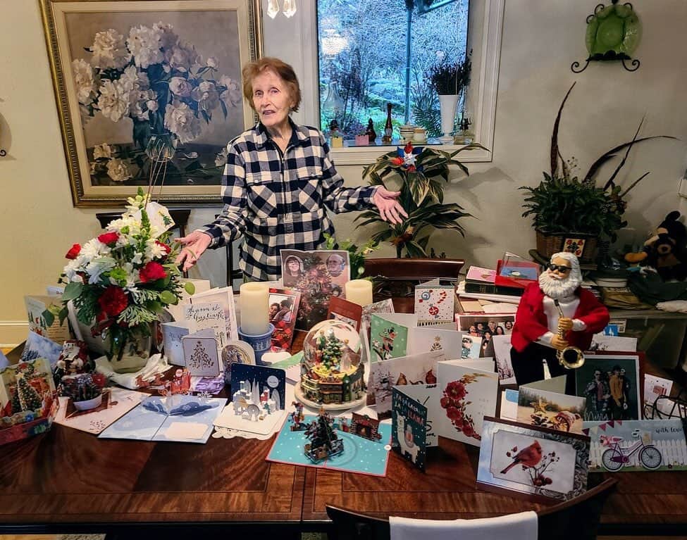 のインスタグラム：「Thank you to everyone who helped brighten my grandma’s Christmas! It brings her such joy. She recognizes some of you who send her cards and family photos every year. I love seeing her this happy. Thank you all for making 2020 just a little more bearable ❤️」