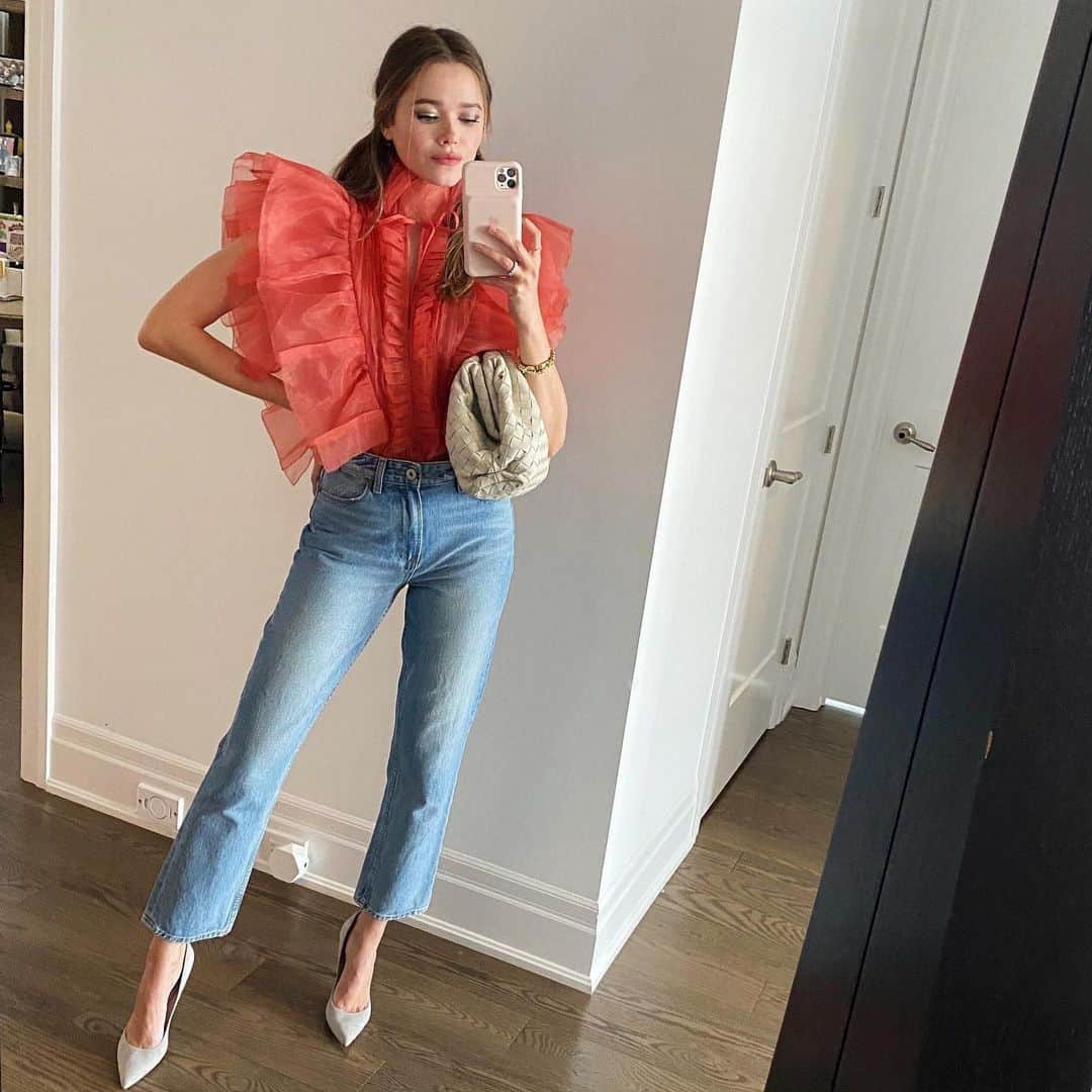 のインスタグラム：「Holiday cheer courtesy of @valerialipovetsky #LiveInIt」