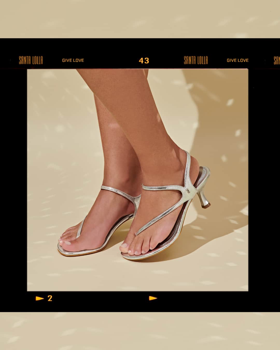 Santa Lollaのインスタグラム：「Mais alguém já está com um pezinho no (último) final de semana do ano? Para aproveitar com estilo e conforto, essa sandália metalizada e com tiras arrojadas acaba sendo uma ótima opção, devido ao salto mais baixo. [ 02CD.2DEC.014F.0023 • R$169,90 ] #santalollaverao21 #letsparty #shiny #midiheels」
