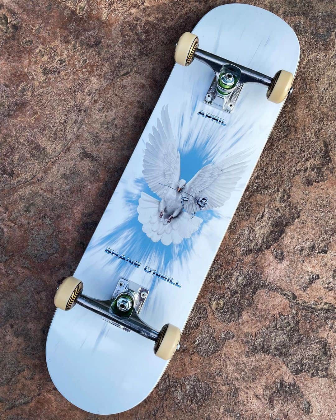 シェーン・オニールのインスタグラム：「💙  Board: 8.125 Wheels: 50mm Trucks: 147 high」