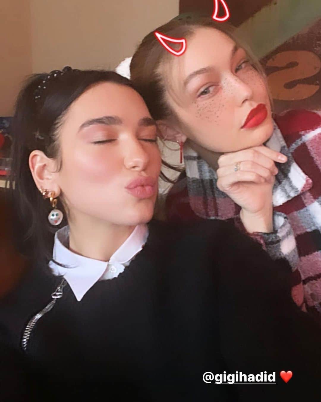 Just Jaredさんのインスタグラム写真 - (Just JaredInstagram)「@gigihadid spent Christmas Eve with singer @dualipa, who is dating her brother Anwar. The family made gingerbread houses together! #GigiHadid #DuaLipa Photos: @gigihadid, @dualipa」12月26日 9時03分 - justjared