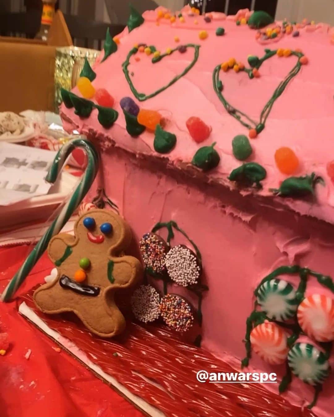 Just Jaredさんのインスタグラム写真 - (Just JaredInstagram)「@gigihadid spent Christmas Eve with singer @dualipa, who is dating her brother Anwar. The family made gingerbread houses together! #GigiHadid #DuaLipa Photos: @gigihadid, @dualipa」12月26日 9時03分 - justjared