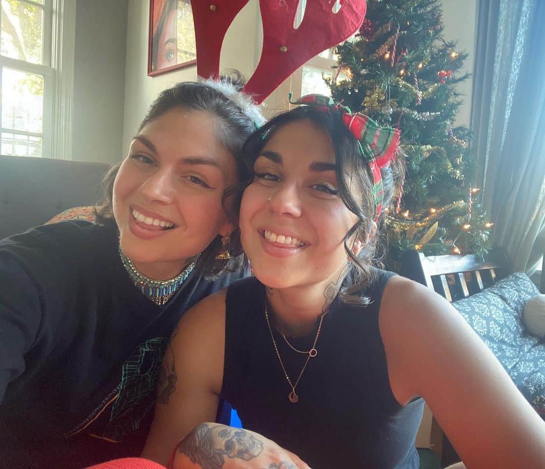 クルーウェラのインスタグラム：「merry xmas from us to you ✨🎄 to everyone who celebrated Hanukkah earlier this month, hope it was wonderful! and to everyone else, everything in between, sending big hugs and love ❤️」