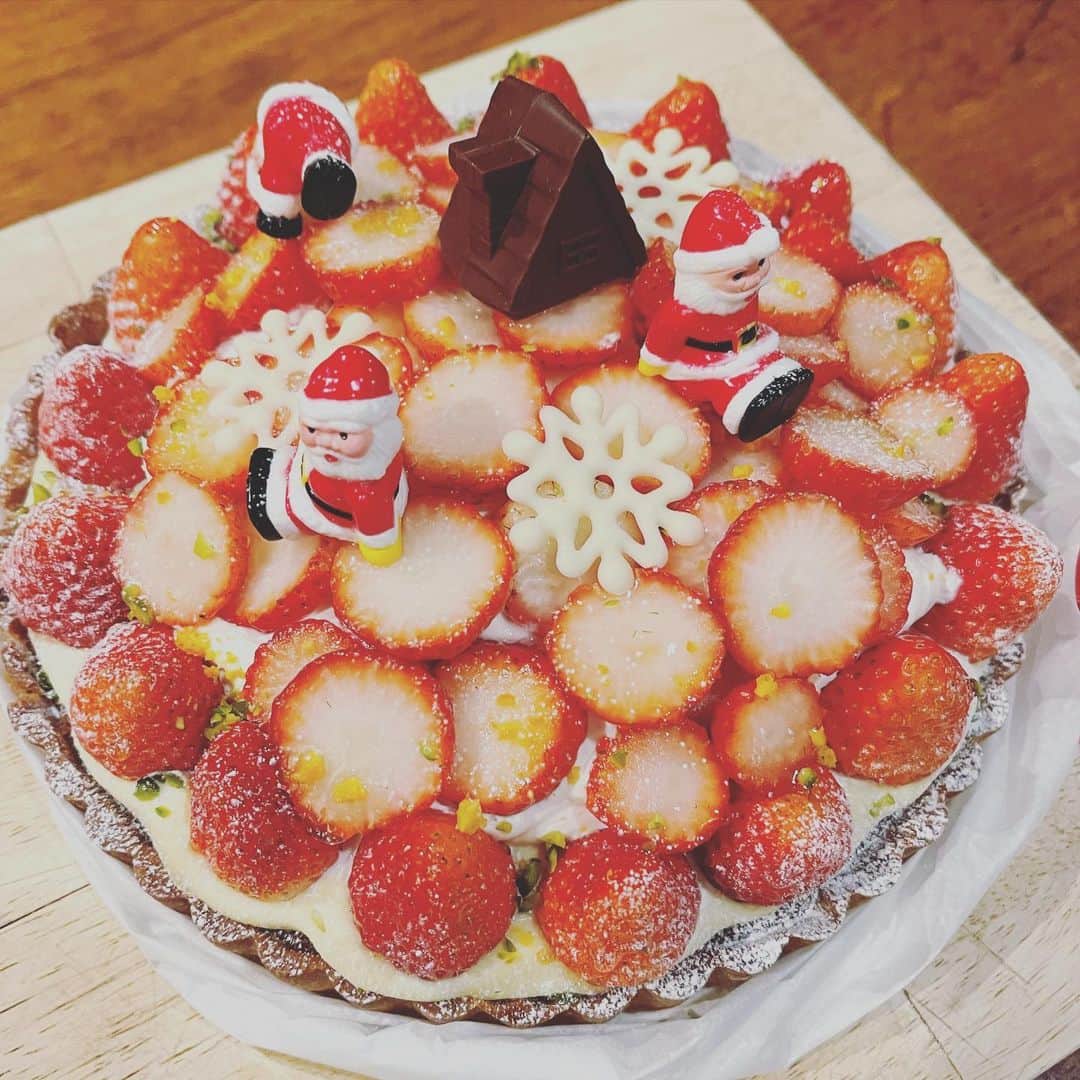 ひうらさとるのインスタグラム：「今年もたくさんTASのお菓子をいただいたー。 クリスマスケーキ、ストロベリータルトも生クリームのも美味しかったなー。ほんとにゆうちゃんは何を作ってもセンスが良い✨✨ こんなふざけたサンタあるんですね🎅🤣 #tas #christmascake」