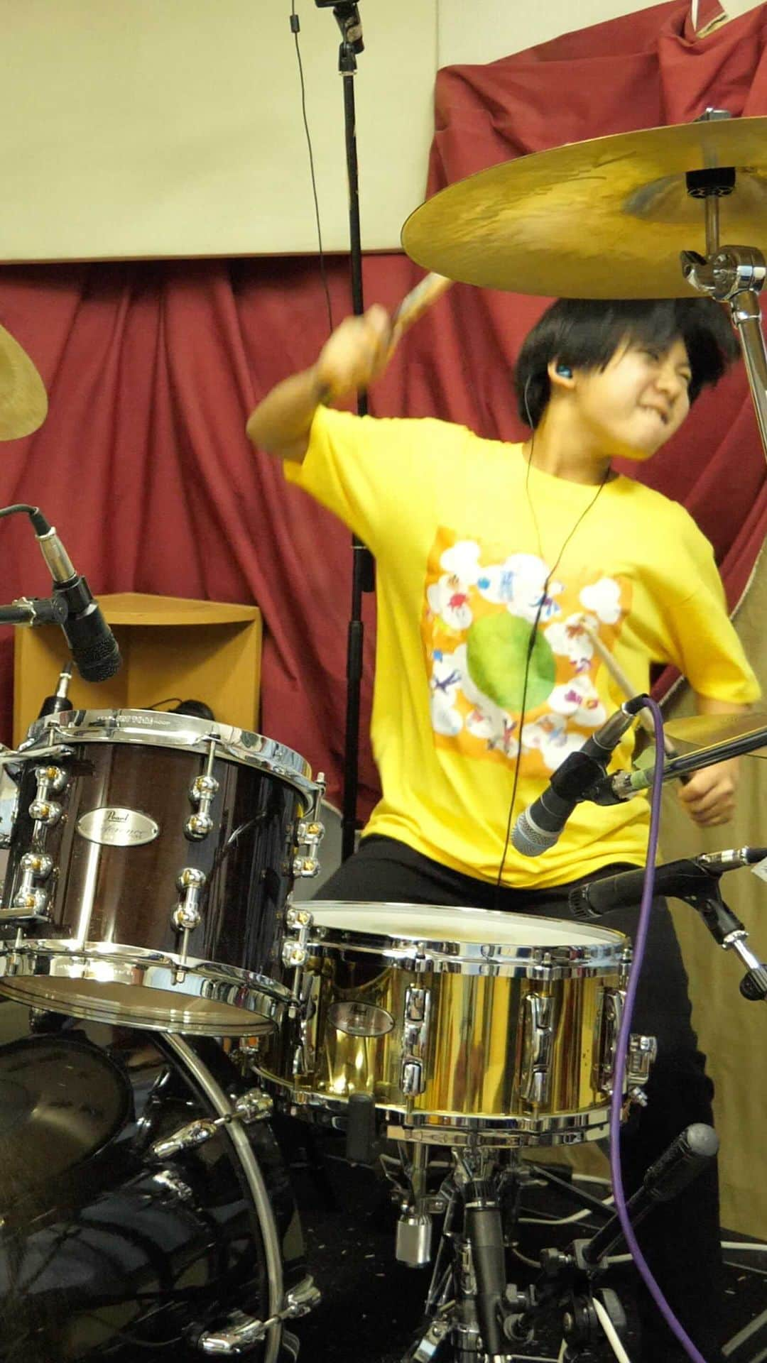 かねあいよよかのインスタグラム：「My name is Yoyoka, I'm a 11 year old drummer from Japan.﻿ I covered masterpieces by Deep Purple❣️﻿ I'm very inspired by and admire Ian Paice's drumming🔥﻿ In one recording🤗﻿  ※I hope you'll check out YouTube from my profile.  ﻿ @deeppurple_official  @ianpaicedeeppurpleandfriends  @ianpaice_  @pearl.drums.jp @pearl_drums @zildjiancompany @vicfirth @zildjian_japan @femaledrummers @theellenshow @drumeoofficial @drumtalktv @drumchannel  #deeppurple #burn #ianpaice #yoyoka #yoyokasoma #よよか #叩いてみた #ディープパープル #バーン #イアンペイス」