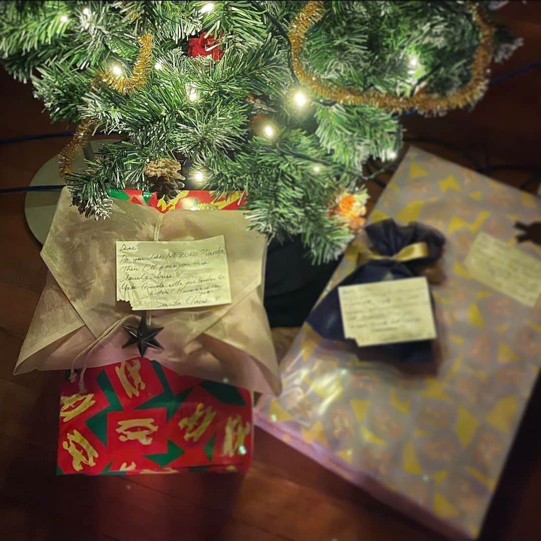 のインスタグラム：「MerryXmas🎄 3人分のクリスマスプレゼント🎁 まだ空も暗い五時半頃にみんなゾロゾロ起きてきちゃって😂 父も母も眠しでしたが、子ども達の可愛い反応はやっぱりいいね💕  いつまで信じるのかな〜？ わたしは四年生で母からカミングアウトされたよ🤣 泣いたな〜笑 #merrychristmas #三児の母 #クリスマス#早起き #いつまで信じるのかな　？」