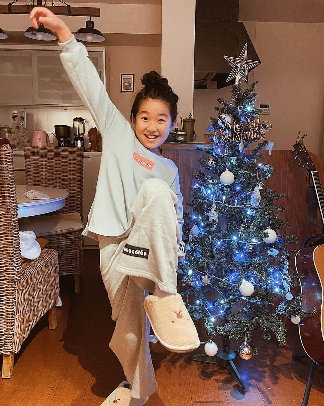 結子さんのインスタグラム写真 - (結子Instagram)「FUKUSUKEサンタから🎅🎁 . 最近オシャレにますます関心が深まってる娘へ福助さんの @twocolon_official からプレゼントをいただきました😍 ルームウェアと靴下です🏠 生地もしっかりしていて、カラーや柄も豊富がかわいい！ありがとうございます🧦 これで年末に向けてのおうち時間もバッチリだね♥️ . Thank you @fukuske_press for gorgeous gifts for my little girl 👧   . #fukusuke#福助#christmas#xmas#family#girls」12月26日 9時22分 - yuiko_yyy