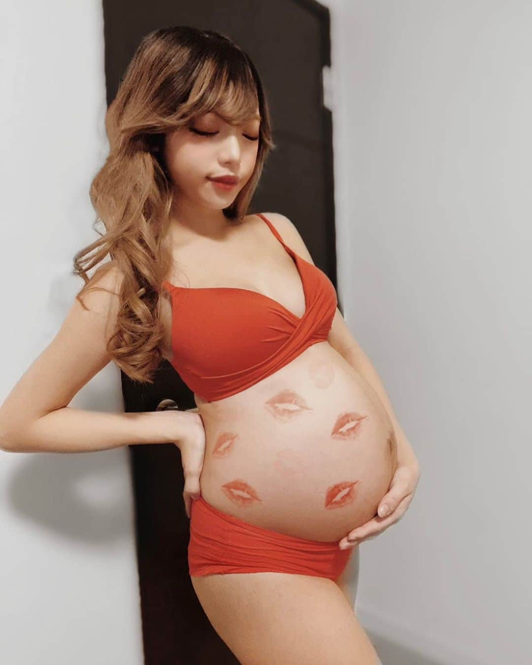 YUNAのインスタグラム：「【ご報告】🎄🎁🎅🌟  知ってる人も多いですが 今妊娠9ヶ月です👰💍 もうすぐ臨月です。  載せるか迷ったけど もう夜はメインでは働かないと思うし 違う形でインスタ見てくれたら嬉しいです😁💗（笑） 妊娠について色々聞かれてたけど ずっと濁しててすみません🥲  初めてのマタニティフォト💄💋 他の人よりもお腹出すぎ問題。  .  .  #妊娠報告#マタニティフォト#妊娠9ヶ月#臨月#妊婦#ぷんにー#ぷんにーらいふ#プレママ#maternityphoto#maternity#妊娠34週」