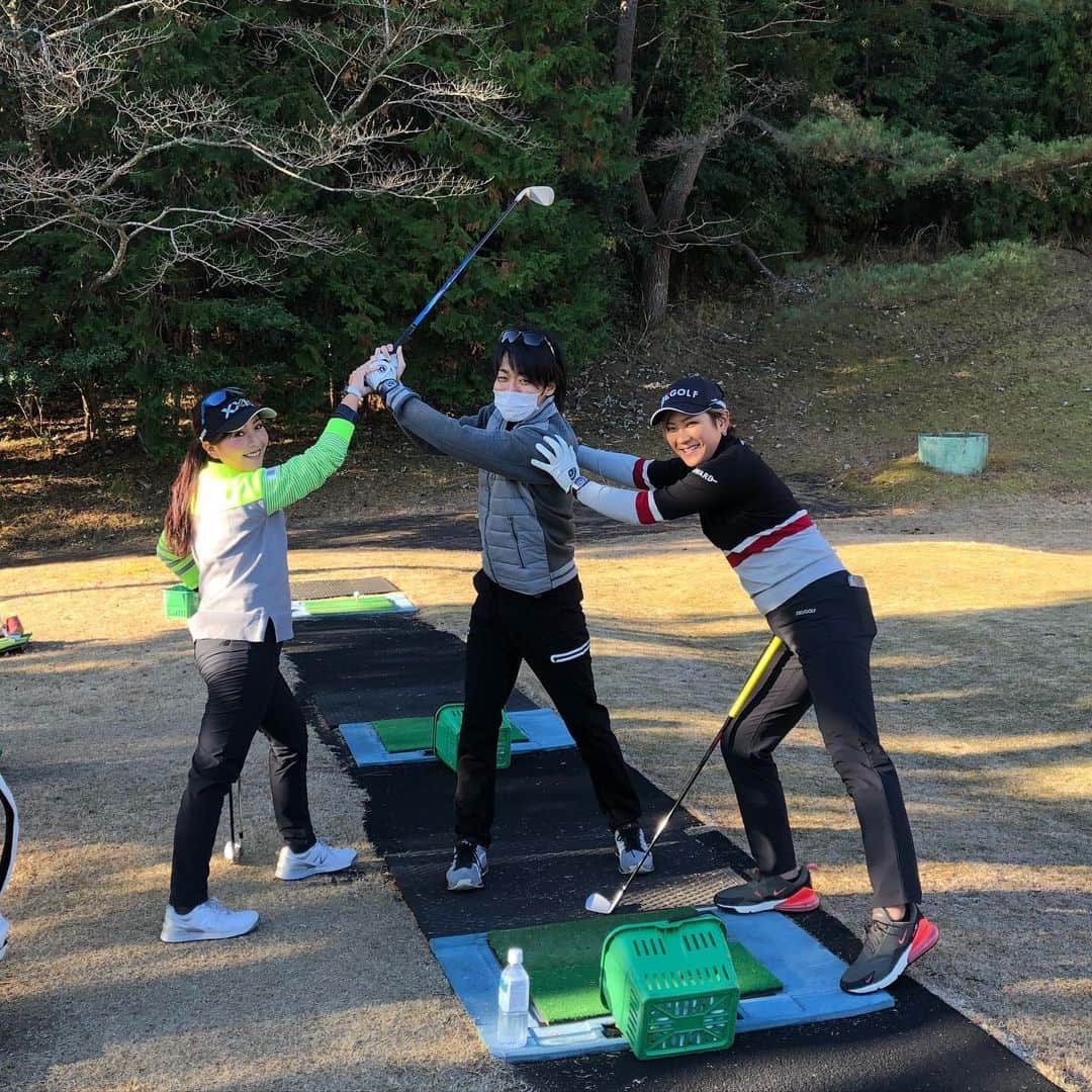 松下信治のインスタグラム：「ゴルフデビュー⛳️ セレナとミスズちゃんと😂 @serenaaoki_official @misuzunarita」