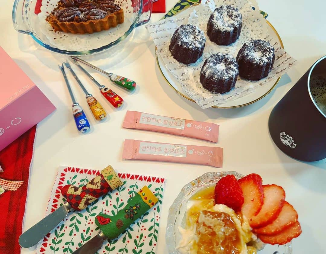 ユ・ハナのインスタグラム：「하아, 까눌레에 꽂혀 보낸 크리스마스였어요. 친한 동생이 만든건데 꾸덕꾸덕 완전 내스타일😭 저도 베이킹에 도전해봐야겠어요 자꾸 만들어달래는것도 미안해죽겠다는🤣  효소는 정말 "건강하게 오래살라믄 꼭 챙겨먹어!!!" 라고 지인들에게 이야기하는거에요.  💟편한하루 활성효소를 섭취할 수 있는 연령👉 취학 아동의 아이부터, 단 직접 가루보단 물이나 음료 등에 타서 섭취 권장)  ​💟편한하루 활성효소의 원료👉 모두 국내산 원료로 제조  ​💟편한하루 활성 효소의 맛👉 남녀노소 누구나 좋아하는 고소한 미숫가루 곡물 맛 ​ 💟편한하루 활성효소는 타제품과 비교해, 👉  ✔3無원칙(무향료, 무색소, 무중국산원료) ✔소화효소 7종, 유산균 9종(유산간균, 비피더스균, 유산구균)이 골고루 함유  💟검증된 시설과 설비로 제조👉 FSSC 22000(Food Safety System Certification), GMP, HACCP(캔디류,체중조절용조제식품),   ISO22000(GERMAN CERT), INNO-BIZ(기술혁신 중소기업 A등급), 기업부설연구소 인정(한국산업기술진흥협회),   식품이력추적등록(건강기능식품 580여 품목 / 일반식품 30여 품목)  등의 인증을 받은 숙련된 NPK제조공장에서 제조된 믿을 수 있는 제품입니다.  💟임산부나 수유부도 섭취 가능👉  제품에 함유되어 있는 성분(우유, 대두, 밀, 아황산류)에 대한 알레르기가 없다면 임산부 및 수유부 섭취가 가능  💟편한하루 활성효소의 대두는👉 NON-GMO 원료로 안심하시고 섭취 가능  ​💟보관방법👉 개봉 후에는 빨리 섭취/직사광선이 없는 서늘한 곳에 보관.  ​💟1포당 용량과 칼로리👉 1포 기준 3g의 용량이며, 칼로리는 약 10kcal 미만  ​💟알레르기 반응👉  특이체질, 알레르기 체질의 경우 성분을 확인 후 섭취하세요.  ​💟하루 섭취량과 방법👉  1일 1~2회, 1회 1포(3g)를 직접 또는 물과 함께 섭취  ​💟하루 1포 이상👉  몸이 묵직한 느낌을 받는 분들은 식후 하루에 1-2포씩 드셔도 무방합니다.  다만 한 번에 너무 많이 섭취할 경우 혀가 따갑거나 할 수 있으니 너무 많이 섭취는 삼가주세요.  ​💟편한하루 활성효소를 장기간 복용👉  편한하루 활성효소는 효소 식품으로 장기간 복용이 가능한 제품입니다.  ​💟다른 음료나 요거트 등의 음식과👉  요거트, 씨리얼 및 과일과 함께 먹으면 더욱 고소합니다.」