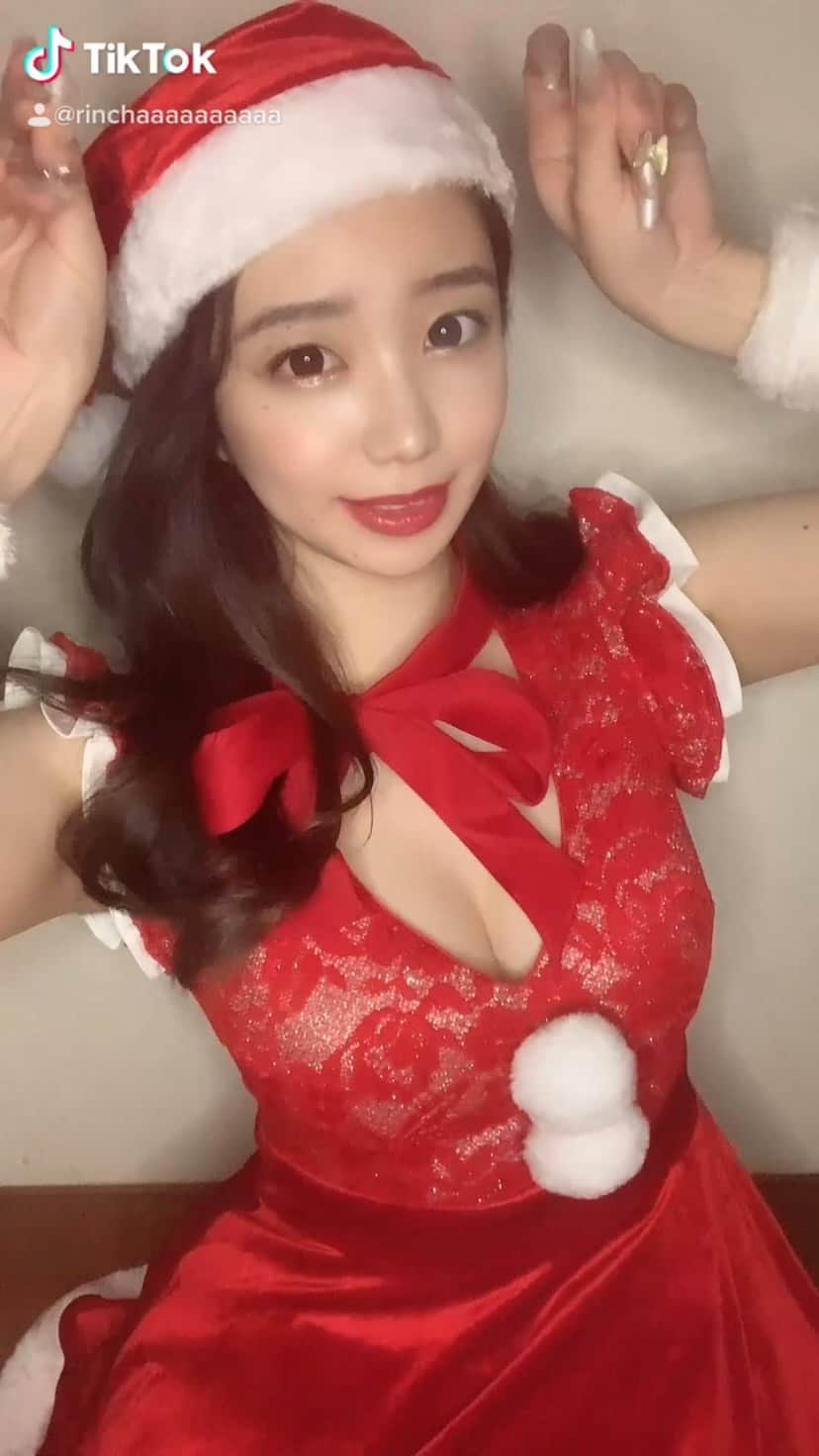 秋本鈴果のインスタグラム：「#サンタコス#クリスマス  #tiktok」