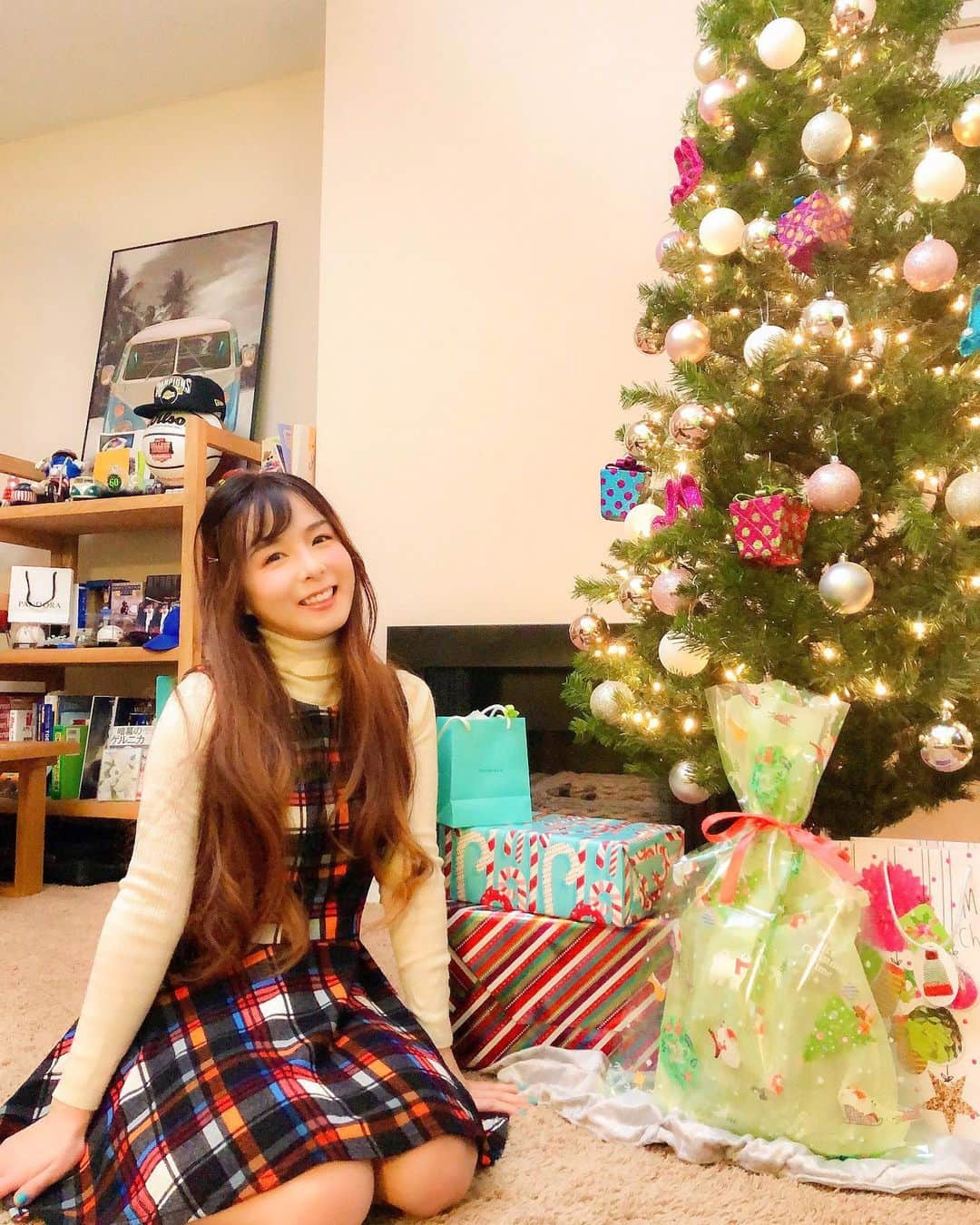 小嶋彩乃のインスタグラム：「🎁🎄Happy Holidays🎄🎁 Guess what I asked Santa for  ... fishing tackles!🎣😂  素敵なクリスマスを〜❤️ わたしがサンタさんにお願いしたものは...  釣り竿🎣 😂😂😂 #xmastree #xmasgifts #holidayseason」