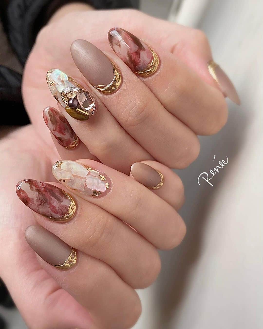 ネイルサロンレネのインスタグラム：「.﻿ design▶︎▶︎川崎 @renee_mai.213 ﻿ ﻿ ﻿ シェルは夏でも冬でも人気❤︎﻿ アートのアクセントになって﻿ 可愛いですよー🤤❤︎﻿ ﻿ ﻿ nailsalon Renée®︎﻿ ￣￣￣￣￣￣￣￣﻿ TV.メディア出演﻿ スタッフ全員資格保持者﻿ カラー300種類以上﻿ パーツ1000種類以上﻿ 雑誌掲載デザイン多数﻿ ﻿ ﻿ ﻿ ▫︎Renée梅田本店﻿ 【open-close】10:00〜21:00﻿ 【定休日】不定休﻿ 【add】大阪市北区堂山町15-23-908﻿ ﻿ ▫︎Renée les deux梅田店﻿ 【open-close】10:00〜21:00﻿ 【定休日】不定休﻿ 【add】大阪市北区堂山町15-23-1003﻿ ﻿ ▫︎Renée by Beauland Ashiya芦屋店﻿ 【open-close】10:00〜21:00﻿ 【定休日】不定休﻿ 【add】芦屋市業平町6-11 Ashiya grotto 302﻿ ﻿ ﻿ ﻿ ﻿ ▶︎▶︎▶︎初回クーポンご利用頂けます﻿ ￣￣￣￣￣￣￣￣￣￣￣￣￣￣￣￣﻿ ご予約はプロフィールTOPのリンク内﻿ URLをご利用下さい。﻿ ﻿ ﻿ ﻿ メニューに迷った方やご相談は…﻿ ﻿ 　　🤍Renée公式LINE🤍﻿ ─────────────﻿  【@bos7903t】←※@から入力🔍﻿ ﻿ ﻿ ﻿ ﻿ ﻿ #nail#nails#gelnails#nailart#ネイル#ジェルネイル#美甲#네일#젤네일#nailsalonrenee#ネイルサロンレネ﻿ #大阪ネイルサロン#梅田ネイルサロン#芦屋ネイルサロン#ビジューネイル#おしゃれネイル#お洒落ネイル#シンプルネイル#きれいめネイル#大人ネイル#上品ネイル#ナチュラルネイル#ヌーディネイル#冬ネイルデザイン#ミラーネイル#シェルネイル#ニュアンスネイルデザイン ﻿ ﻿」