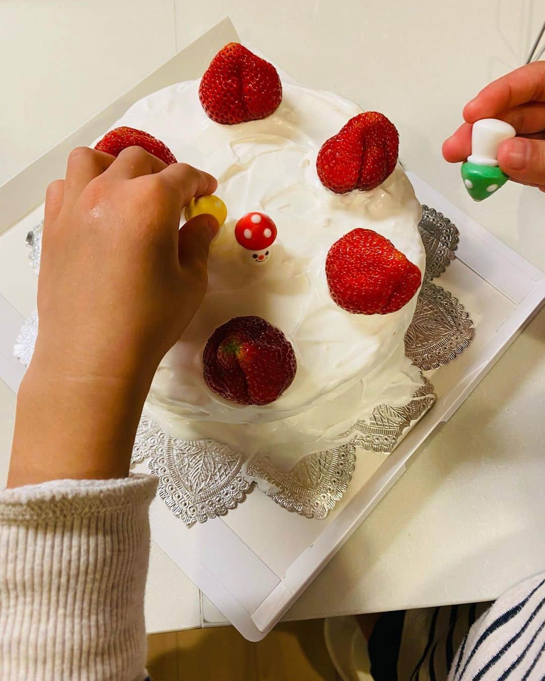 渡辺佳子さんのインスタグラム写真 - (渡辺佳子Instagram)「昨日の夜は、お友達のおうちでクリスマスパーティーをしました。  友達が用意してくれたチキンの丸焼きや子供たちの手作りピザで美味しい食事。 私たち親子は手作りケーキを持っていきました。  子供たちはプレゼント交換したり、ゲームをしたりケンカしたり。。冬休みの良い思い出ができました☺️  #クリスマス #ローストチキン #手作りケーキ #手作りピザ」12月26日 9時28分 - yoshicowatanabe