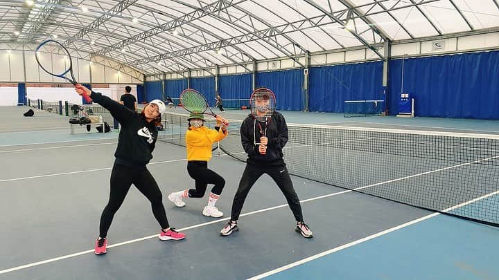 藤本麻子のインスタグラム：「2020.12.24 今年のクリスマスイブはテニス🎾しました😄🤙🏻 空振りとかチョロとかOBしまくりで、 フィーちゃんとあーこチームが負けたので サーブの的になる罰ゲーム🤣💥 そしたら フィーちゃんに見事めいちゅー ギャーギャーゆーとるけど、フィーちゃん無事ですw . よー走って よー笑った 最高に楽しいクリスマスイブなった🎄🎅 りつ子さん フィーちゃん もとちゃん ありがと😊❗️ テニス難しい！またやりたい🎾‼️」