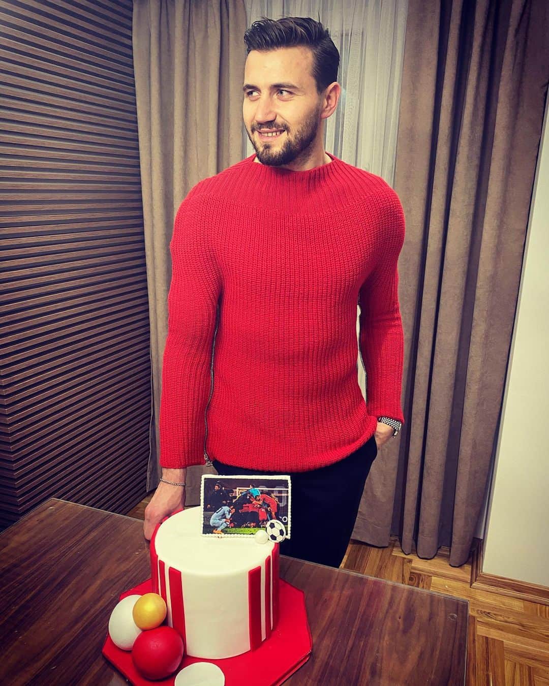 のインスタグラム：「I and my Raf are very grateful for all the congratulations on my birthday 🎂❤️ #27 #SD1」