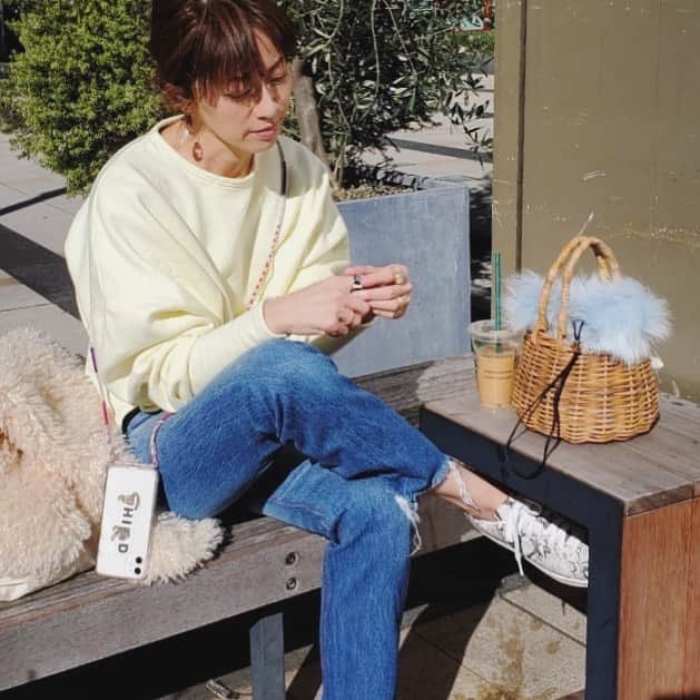 畑野ひろ子のインスタグラム：「@third_magazine の黄色スウェットと、 @maisonlorna のブルーファーのかごバッグ。 優しい色😌」