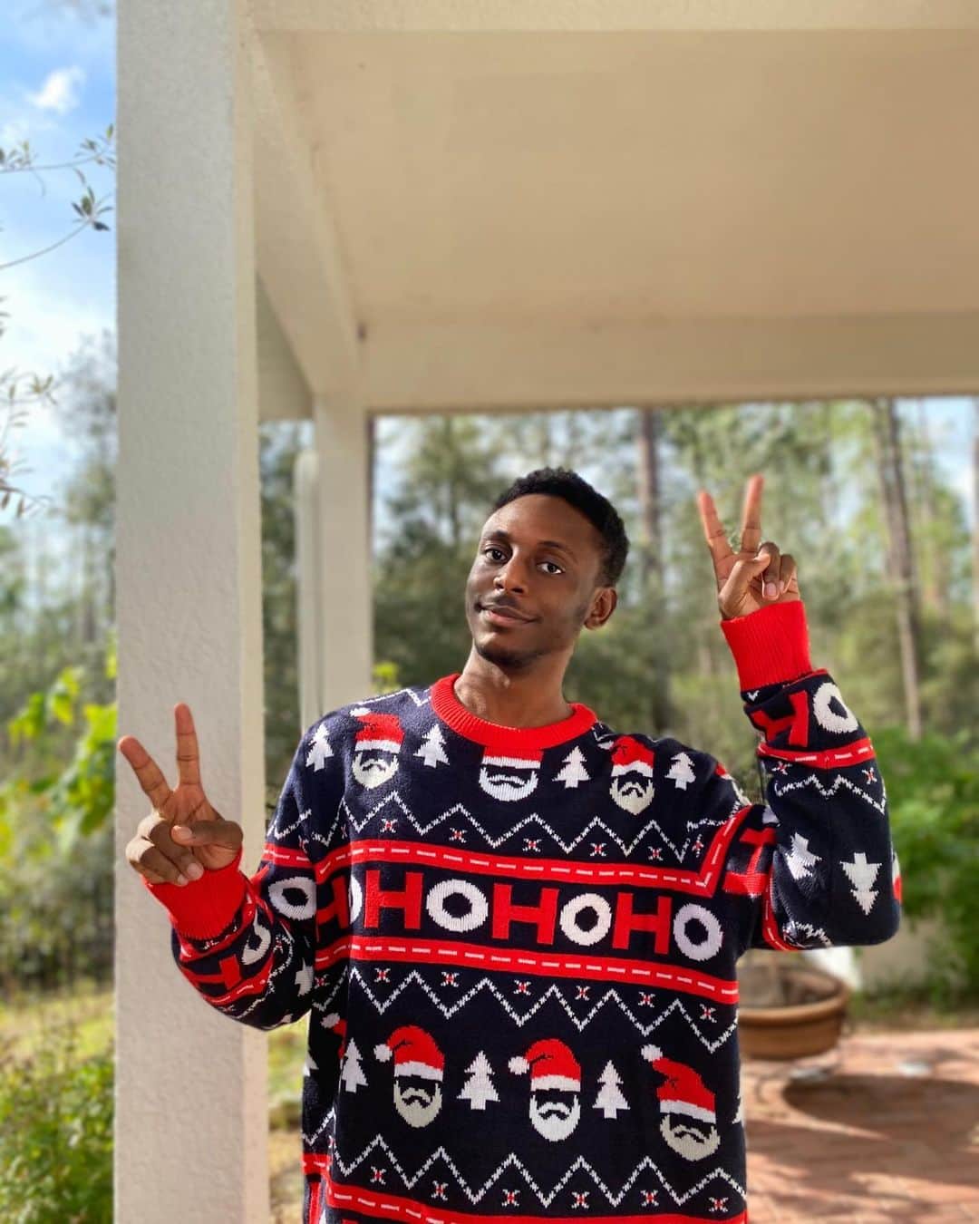 クリス・ライアンのインスタグラム：「i will be wearing this sweater all year.」