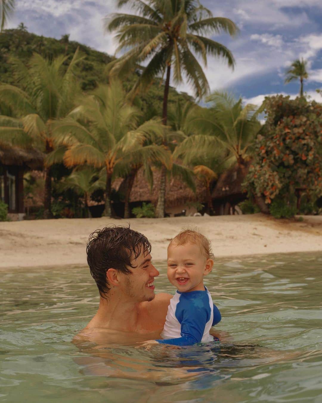 ナッシュ・グリアのインスタグラム：「Happy Holidays 🌴」