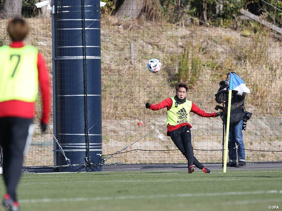 日本サッカー協会さんのインスタグラム写真 - (日本サッカー協会Instagram)「【2020.12.25 Training②📸】#U23日本代表 候補は25日(金)、千葉県の#高円宮記念JFA夢フィールド でのキャンプ4日目を迎えました。  この日はセットプレーの練習に時間が割かれました。2グループに分かれ攻撃・守備の指示をコーチから受け、コーナーキックや様々な場所からのフリーキックを繰り返しました。  ＧＫをはじめ各選手が声を掛け合い、好プレーには攻守のグループ関係なく「ブラボー！」と称える声が上がりました。  ✅活動の様子は#JFATV （YouTube）で公開中の#TeamCam で詳しくお届けしています。ぜひそちらもご覧ください。  #daihyo #JFA」12月26日 9時33分 - japanfootballassociation