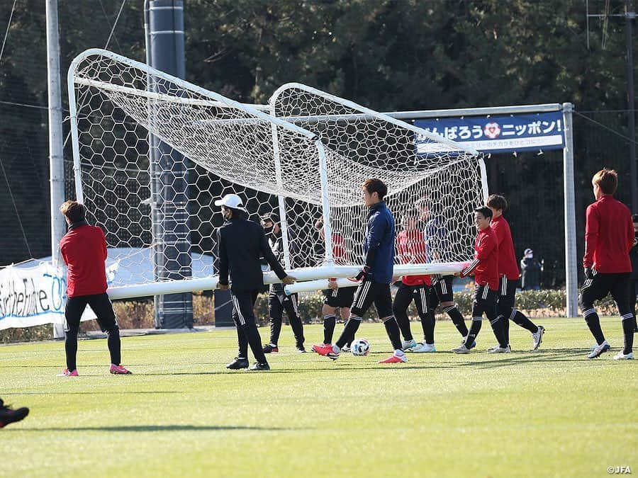 日本サッカー協会さんのインスタグラム写真 - (日本サッカー協会Instagram)「【2020.12.25 Training②📸】#U23日本代表 候補は25日(金)、千葉県の#高円宮記念JFA夢フィールド でのキャンプ4日目を迎えました。  この日はセットプレーの練習に時間が割かれました。2グループに分かれ攻撃・守備の指示をコーチから受け、コーナーキックや様々な場所からのフリーキックを繰り返しました。  ＧＫをはじめ各選手が声を掛け合い、好プレーには攻守のグループ関係なく「ブラボー！」と称える声が上がりました。  ✅活動の様子は#JFATV （YouTube）で公開中の#TeamCam で詳しくお届けしています。ぜひそちらもご覧ください。  #daihyo #JFA」12月26日 9時33分 - japanfootballassociation