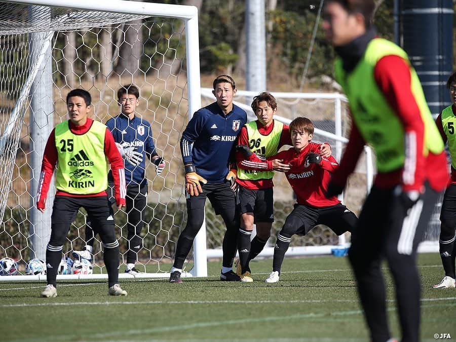 日本サッカー協会さんのインスタグラム写真 - (日本サッカー協会Instagram)「【2020.12.25 Training②📸】#U23日本代表 候補は25日(金)、千葉県の#高円宮記念JFA夢フィールド でのキャンプ4日目を迎えました。  この日はセットプレーの練習に時間が割かれました。2グループに分かれ攻撃・守備の指示をコーチから受け、コーナーキックや様々な場所からのフリーキックを繰り返しました。  ＧＫをはじめ各選手が声を掛け合い、好プレーには攻守のグループ関係なく「ブラボー！」と称える声が上がりました。  ✅活動の様子は#JFATV （YouTube）で公開中の#TeamCam で詳しくお届けしています。ぜひそちらもご覧ください。  #daihyo #JFA」12月26日 9時33分 - japanfootballassociation