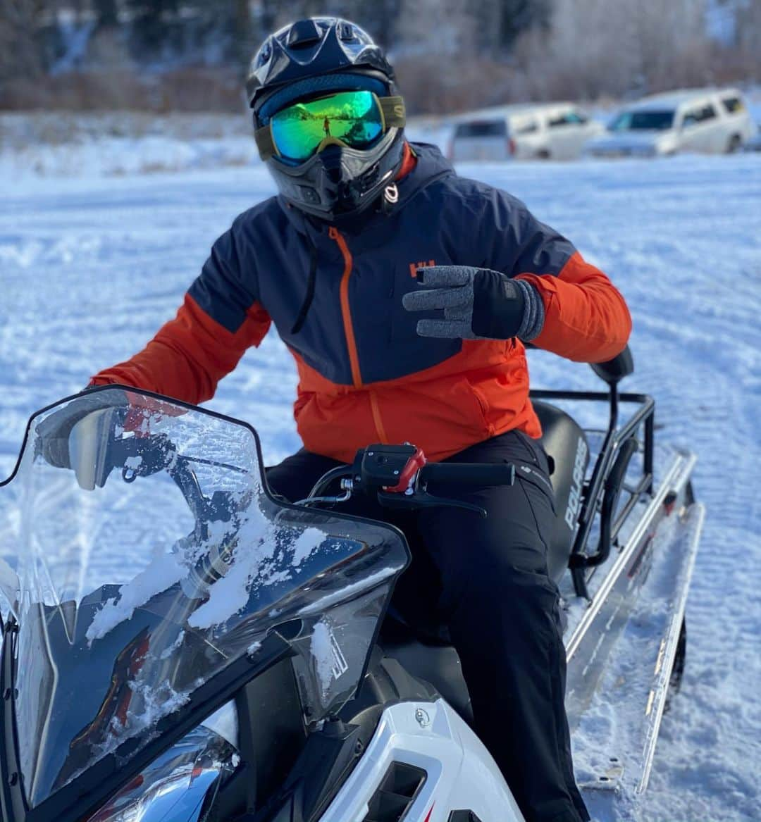 ブランドン・フィリップスのインスタグラム：「Merry Christmas from somewhere in the mountains❄️ #ColdAsBalls 🥶 #WhiteChristmas ⛄️ #FamilyTimeIsTheBestTime 🖤 ~B£P🎄」