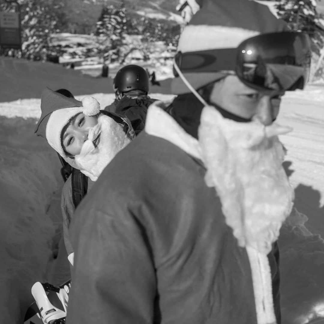 hoshinofumikaのインスタグラム：「🖤Merry chrustmas🤍 みんな素敵なクリスマス過ごせたかな？🎄 みんな動画見てくれてかな？🎬 私は初めてタカピにサプライズしたよ笑🎉 いつもありがとね、たかぴぃ🎅 この写真は80万のカメラで @10kazuya10 プロが納めてくれたシュールなサンタ🎅🎅達。白黒しか撮れないなんともカッチョいいカメラ📸 また来年みんなに会えるの楽しみにしてるね🖤🤍🎅 さぁ、残り少ない2020年です！ やり残したことはあるのかな？？ 駆け抜けましょう💫🔥 Thanks @sims_snowboards_jp 🏂 . . . . . . #snowboarding #snowboard #snow #winter #japan #ootd #スノーボード #スノボ #スノボー #スノボ女子 #スノボ好きな人と繋がりたい #冬 #スキー場 #スキー #サンタクロース　#santa #メリークリスマス　#🎅　#クリスマス　#クリボッチ　#Christmas #merrychristmas #christmassupplies #christmasmorning #クリスマスサプライズ #サプライズ　#simsnowgirl #sims #simssnowboard」
